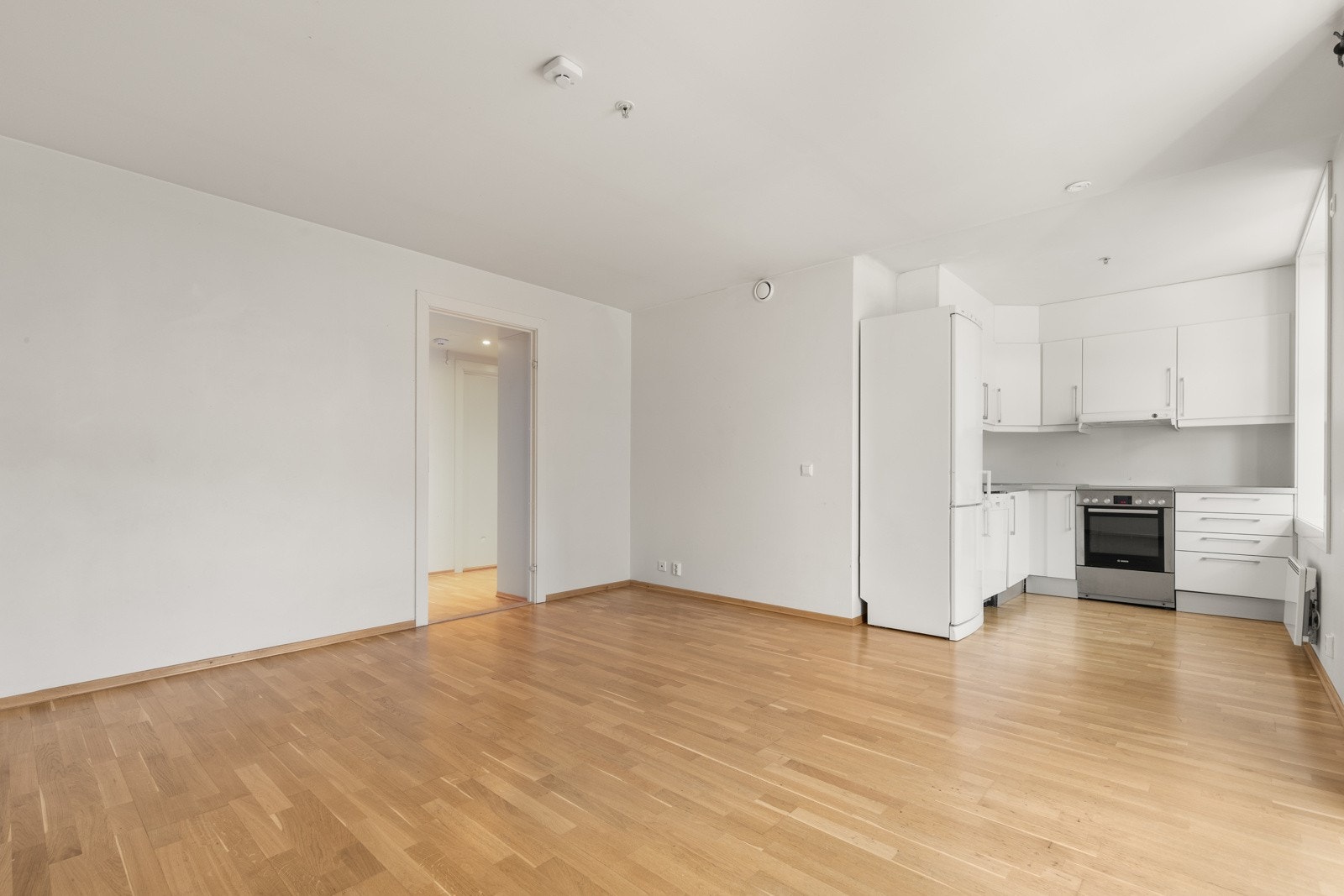 Gjennomgående planløsning gir mye naturlig lys og en flott romfølelse. Galleribilde