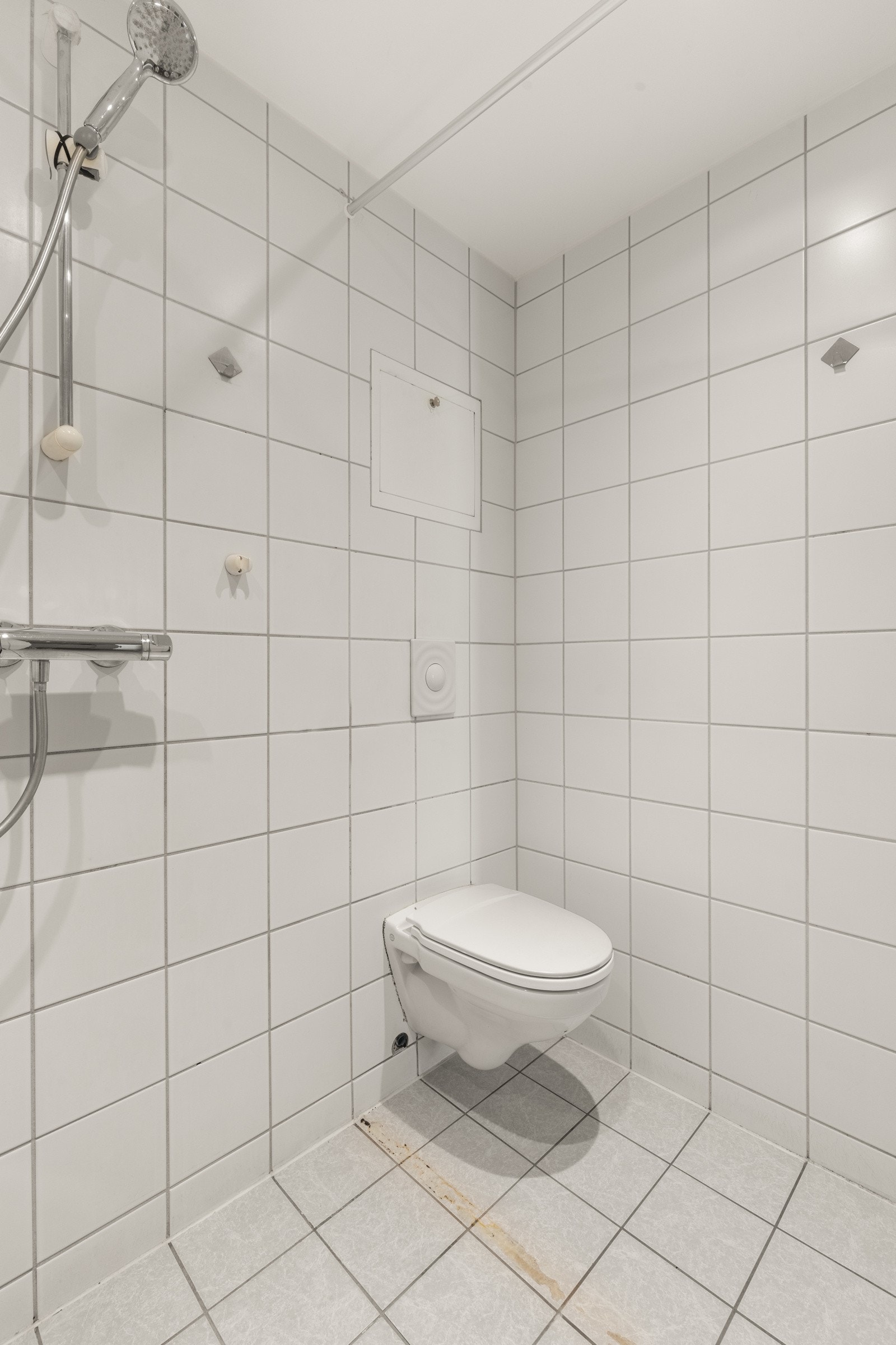 Badet er utstyrt med dusj, servant med skap, speil med lys, vegghengt wc og opplegg for vaskemaskin/tørketrommel. Galleribilde