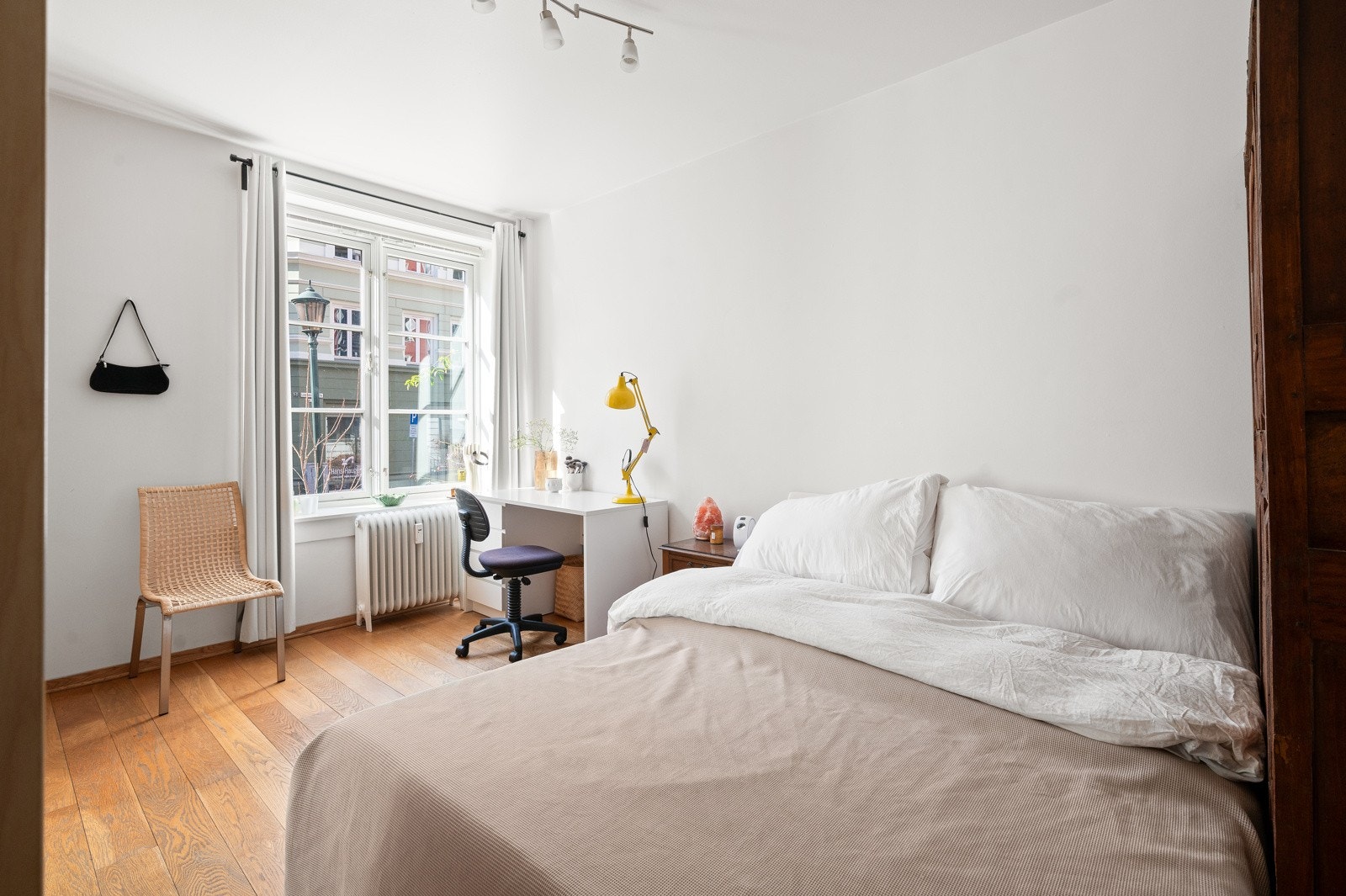 Soverom l: Stort og luftig rom med god plass til dobbeltseng og garderobeløsninger. Galleribilde