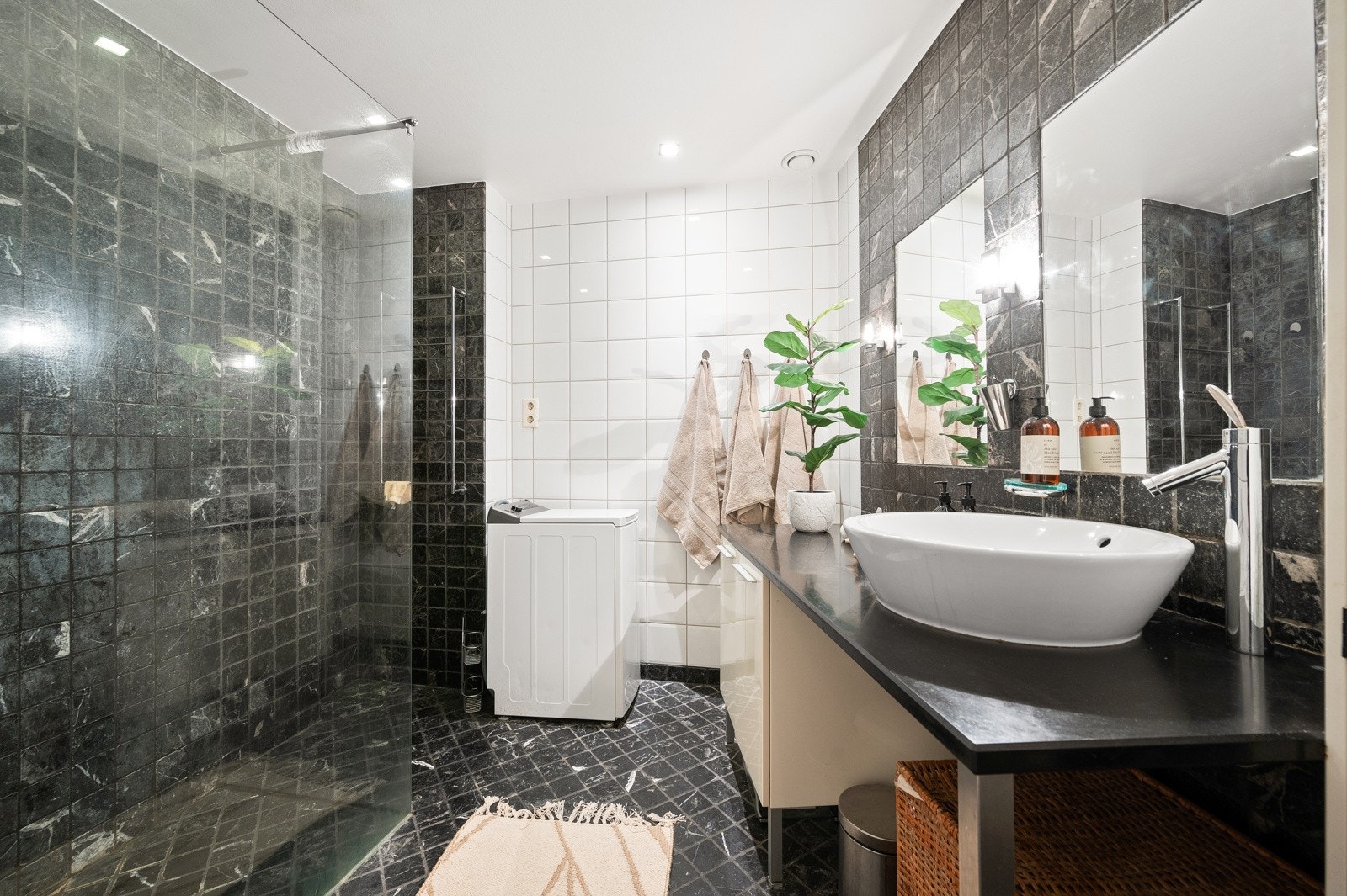 Leiligheten har et stort og flislagt bad med standard fra 2004. Galleribilde