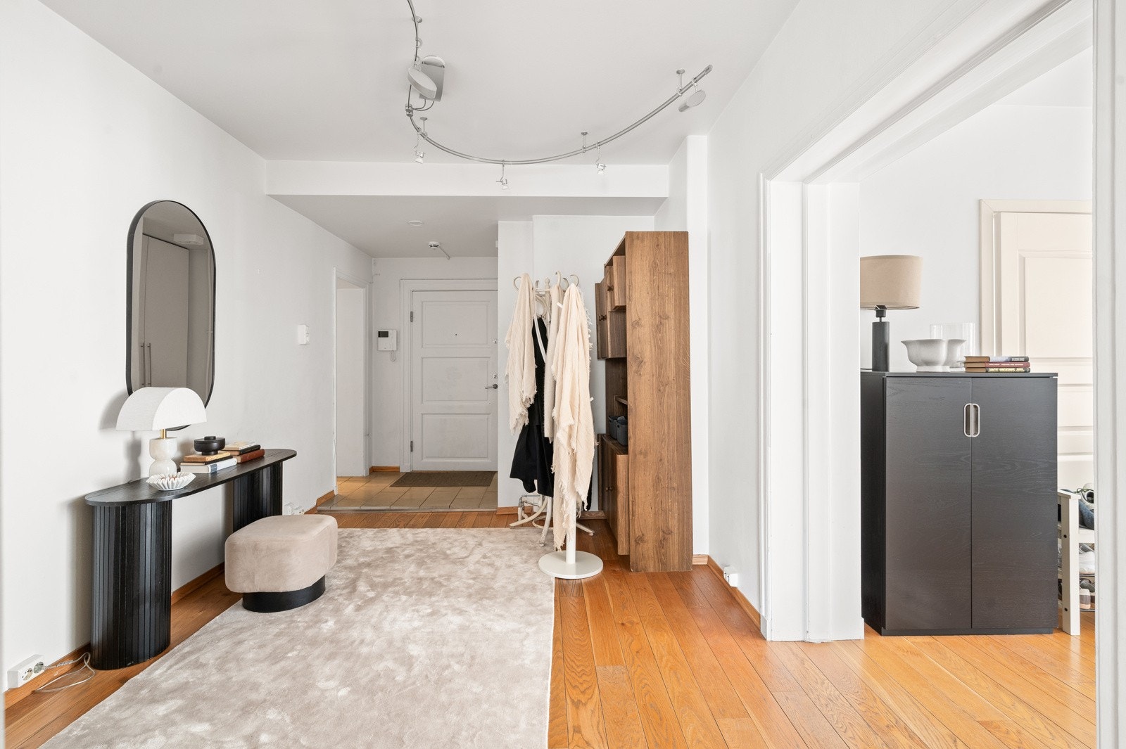 Rommet ligger åpent mot mellomgang med god fleksibilitet hva gjelder innredning Galleribilde