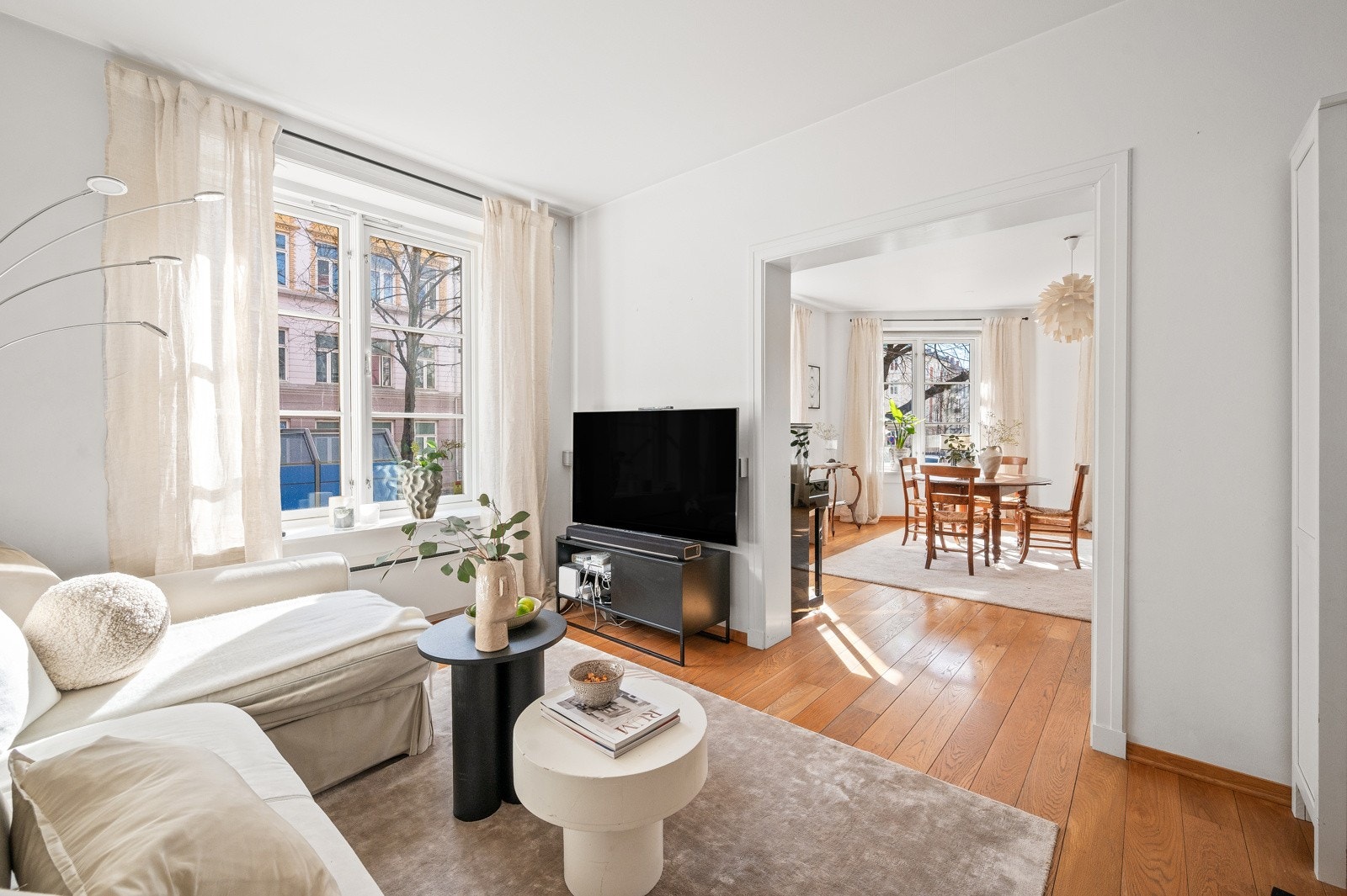 Stuen har lysmalte veggflater og enstavs parkettgulv i eik. Både gulv og vegger følger samme stil gjennom alle oppholdsrom, noe som gir en fin harmoni. Galleribilde