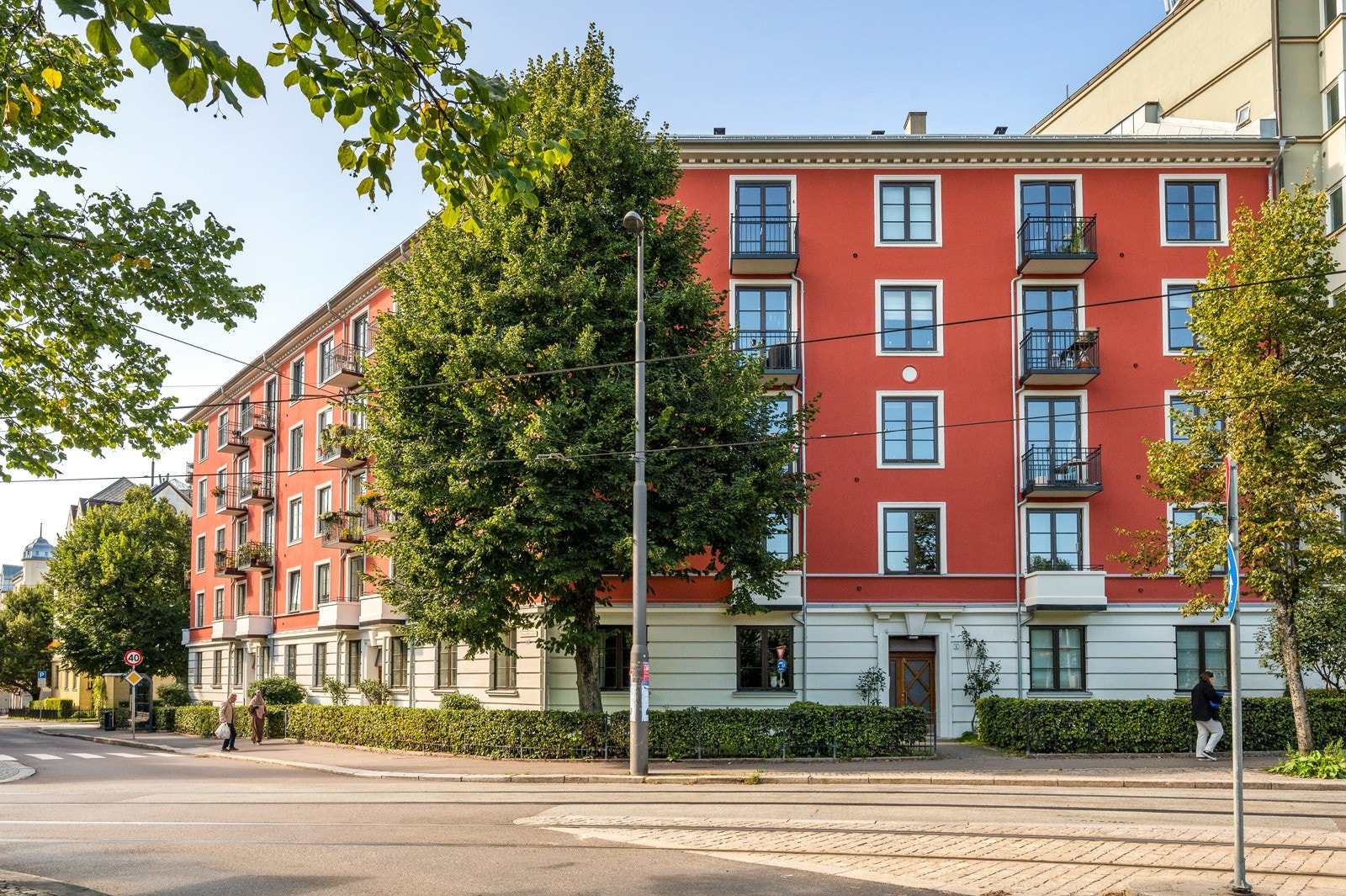 Eiendommen ligger i et populært, urbant og sentralt boligområde på Frogner i Oslo, rett ved sørspissen av vakre Frognerparken. Galleribilde