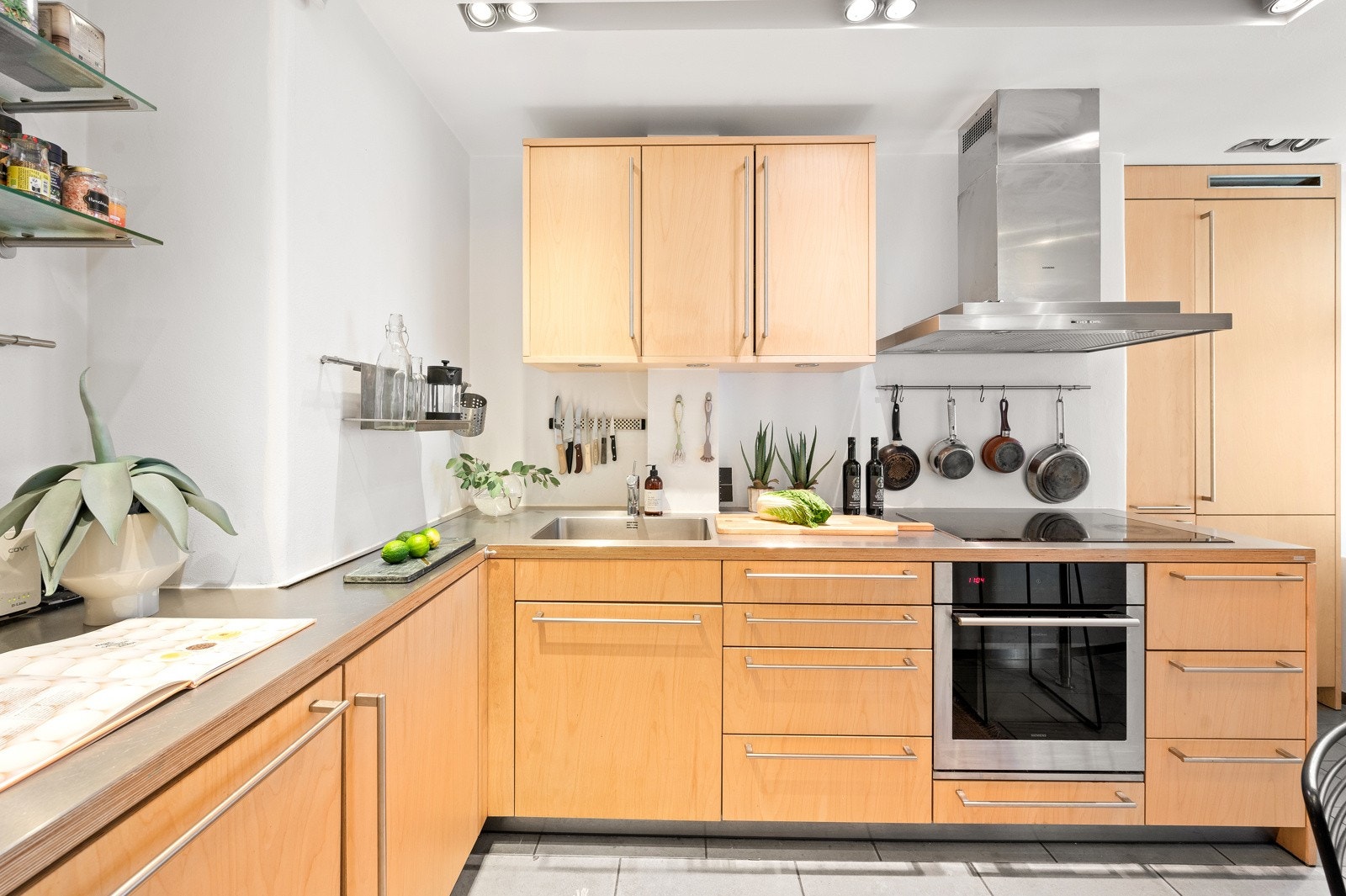 Kjøkkeninnredningen er fra Bulthaup og er funksjonelt designet i vinkelform med bjørkefinerte fronter. Galleribilde