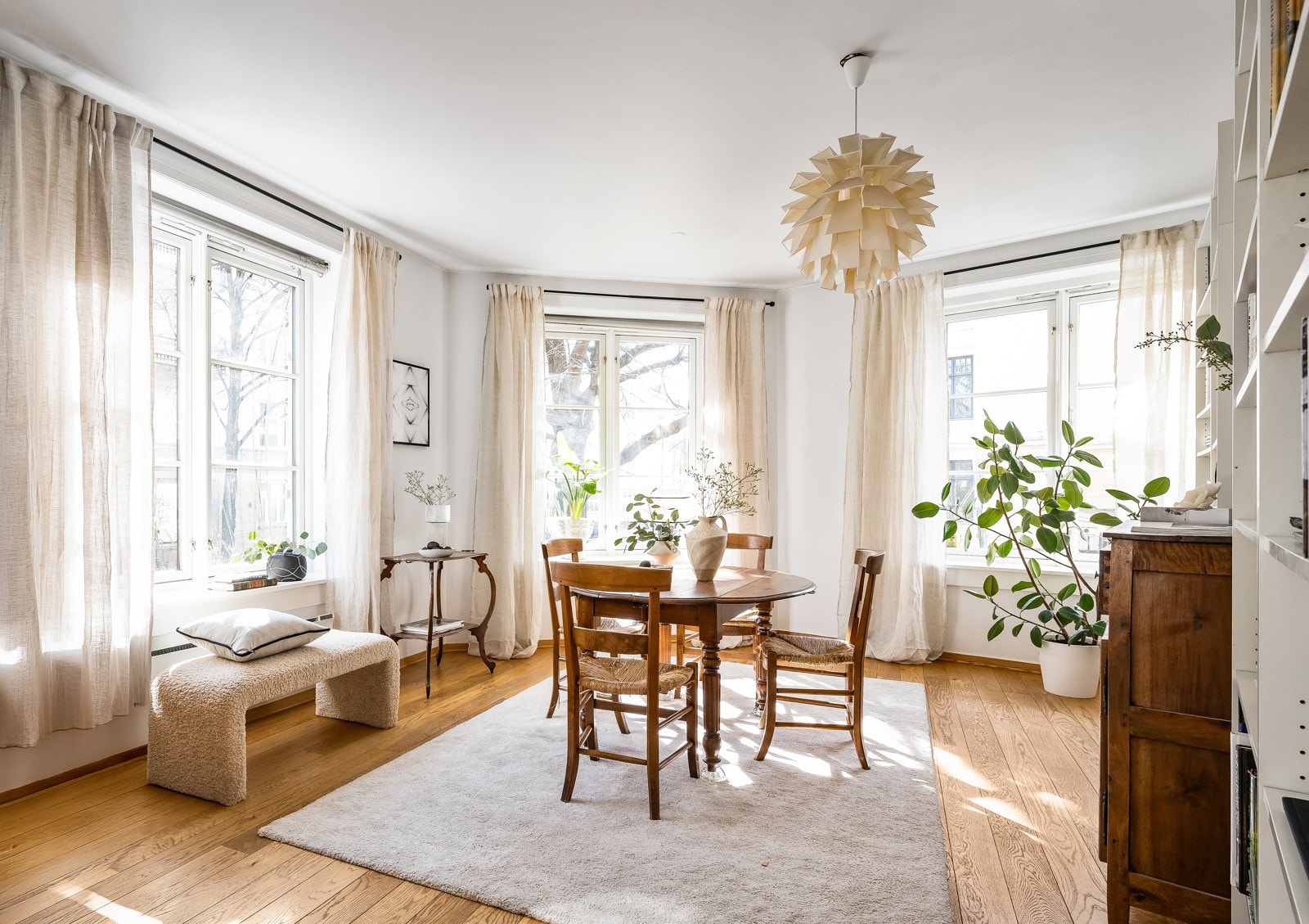 Her presenteres en stor og innholdsrik 5-roms hjørneleilighet med luftig og familievennlig planløsning, fint beliggende i høy og dyp 1. etasje. Galleribilde