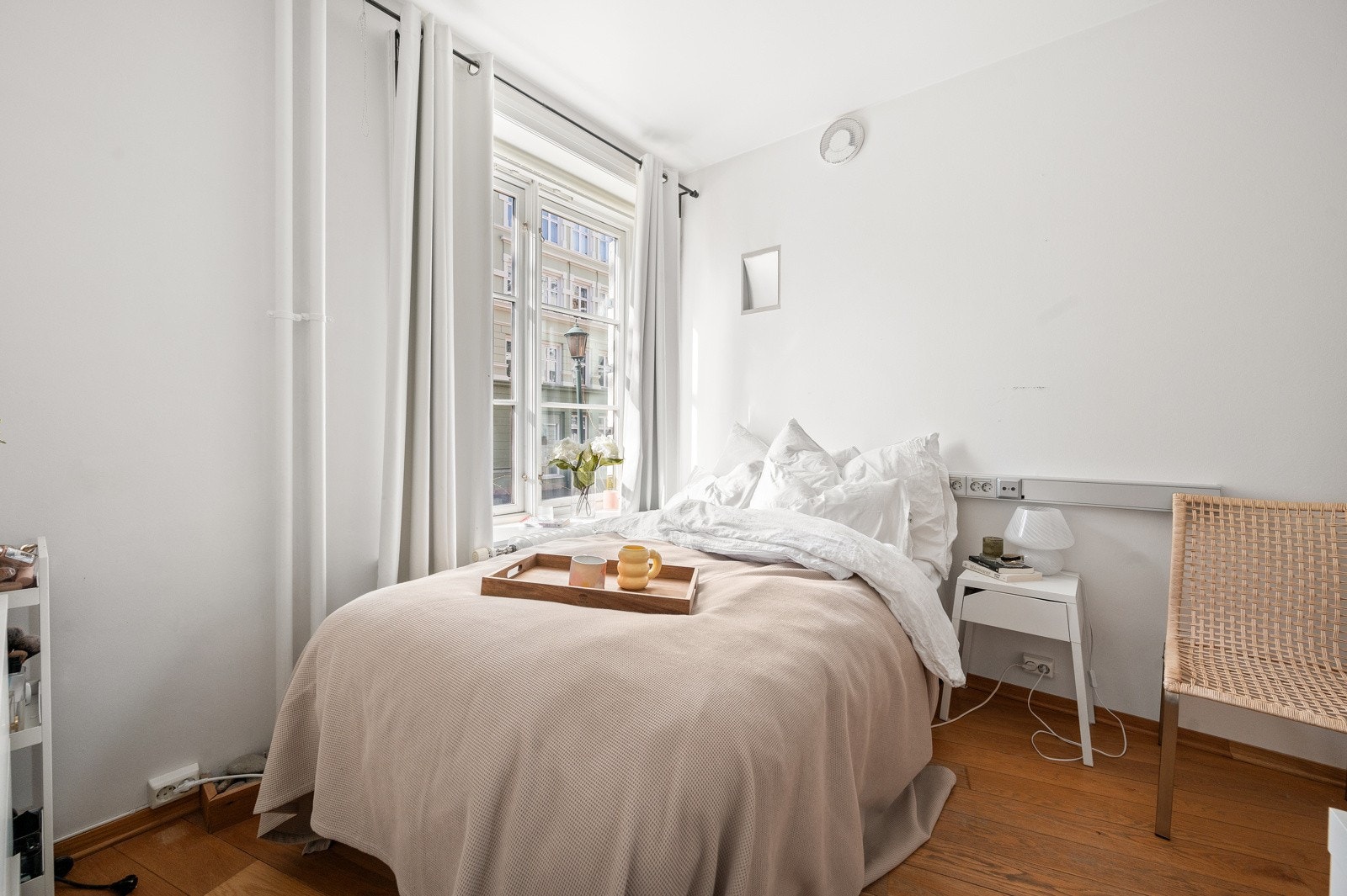 Soverom ll: God plass til dobbeltsent og garderobeløsninger. Galleribilde