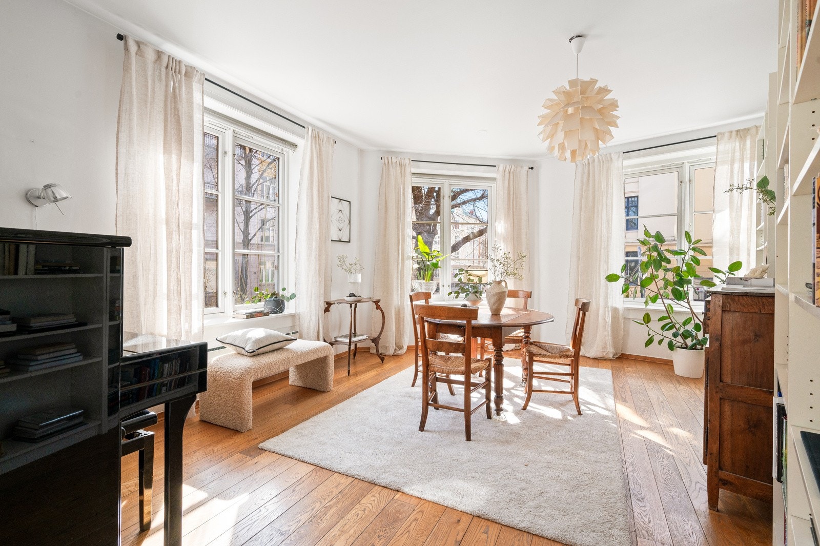 Hovedstuen ligger i hjørnet av boligen med vindusflater som peker i to himmelretninger. Galleribilde