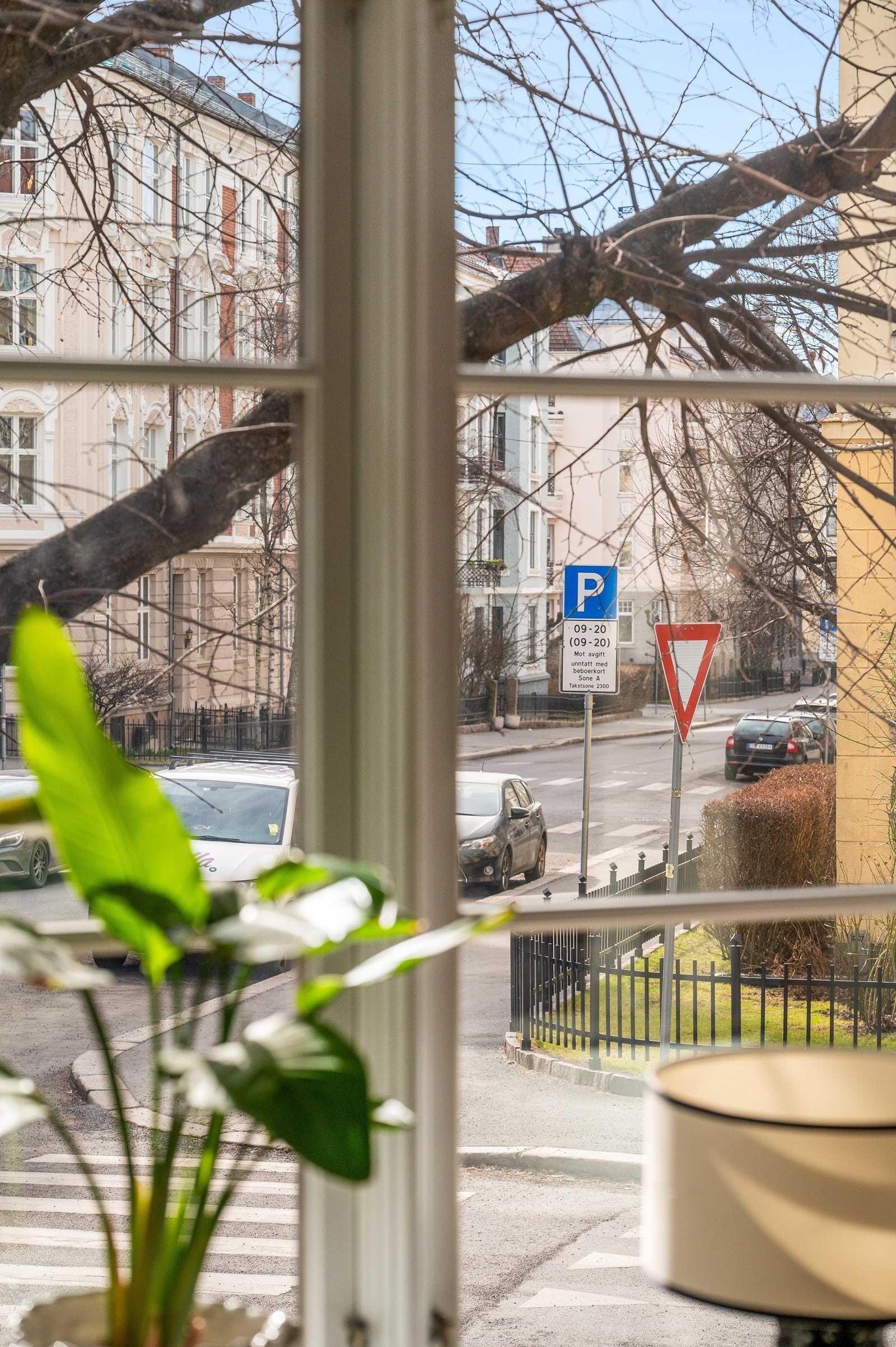 Det er gjennomstrømmende lys fra sjenerøse vindusflater, og luftig takhøyde på ca. 2.65 m. Galleribilde