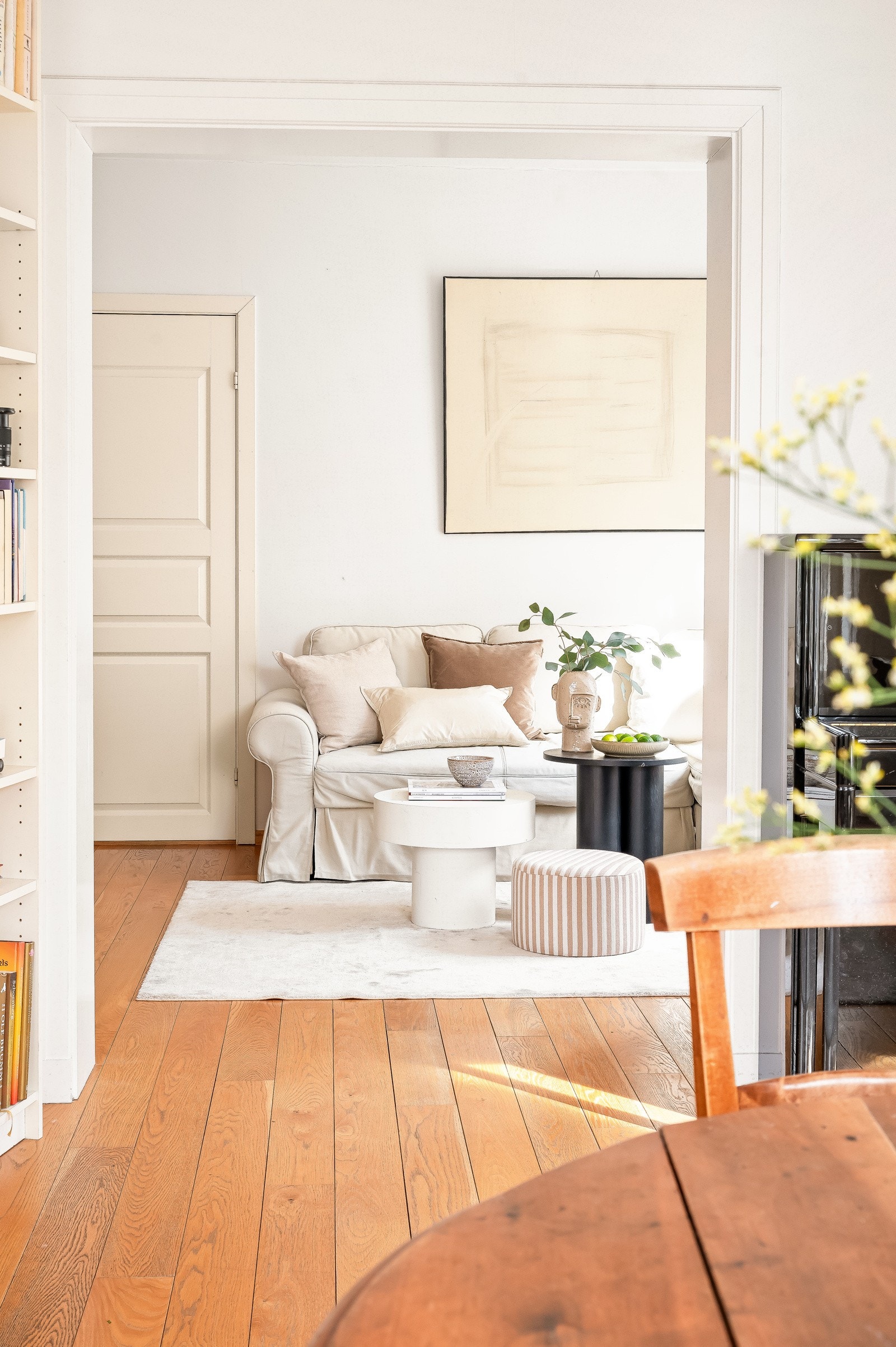 Leiligheten har to stuer som ligger i flukt med hverandre. Galleribilde