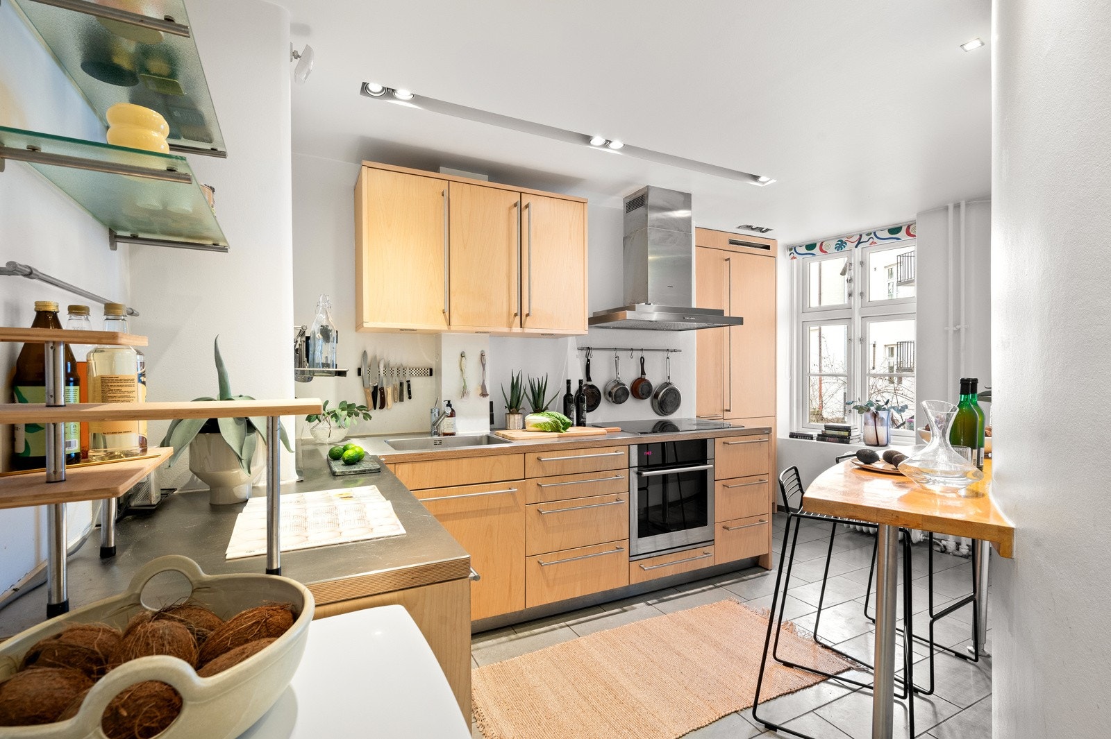 Kjøkkenet ligger separat fra spisestue og dagligstue, og har en spennende utforming med god funksjonalitet. Galleribilde