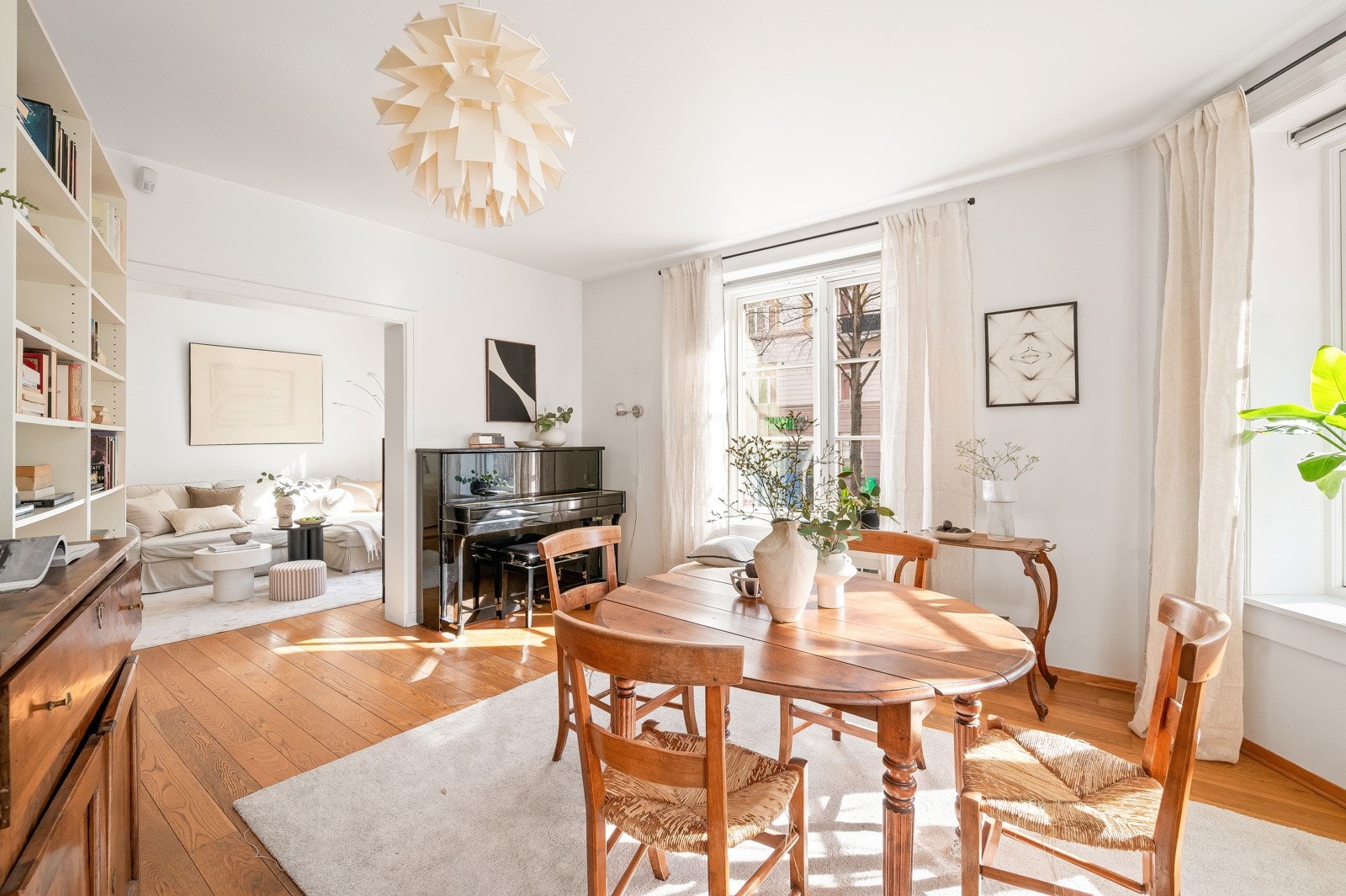 Innvendig er det hovedsakelig standard fra 2004, med klassiske materialvalg, store rom og god takhøyde. Galleribilde