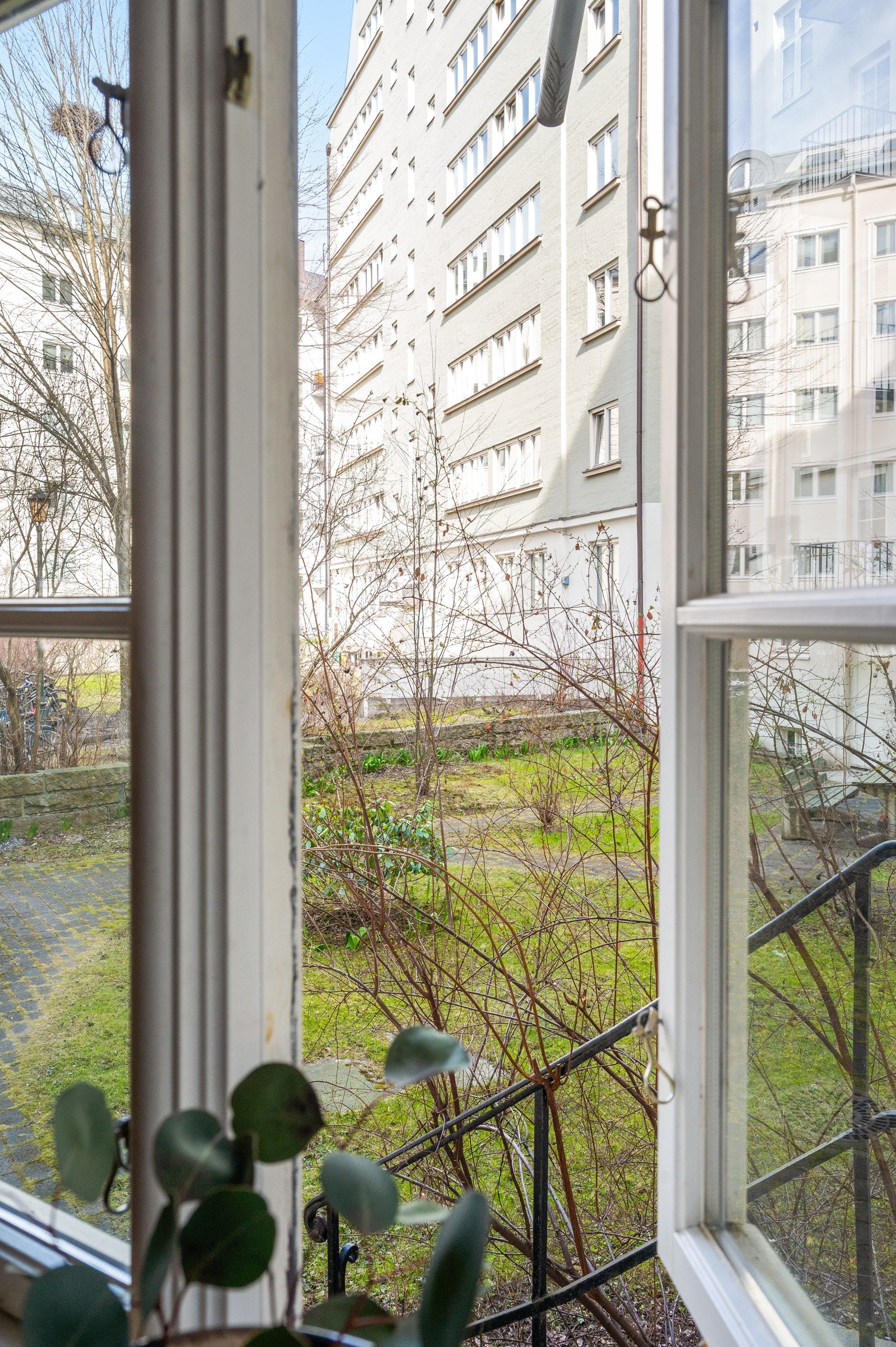 Fra kjøkkenet er det utgang til baktrapp som leder videre til bakgården. Galleribilde