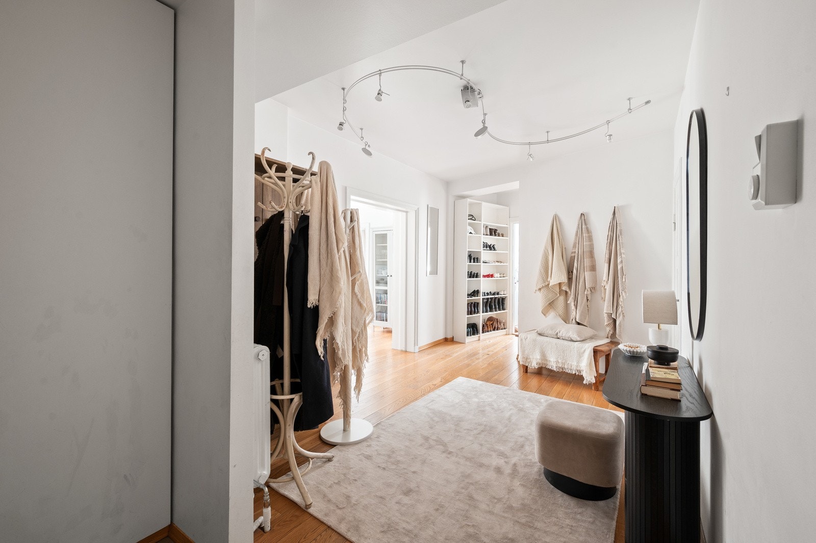 I entreen er det praktisk utstyrt med gulvfliser og dørcalling. Entreen har også nisje som er innredet med garderobeskap hvor det er plass til yttertøy og sko. Galleribilde