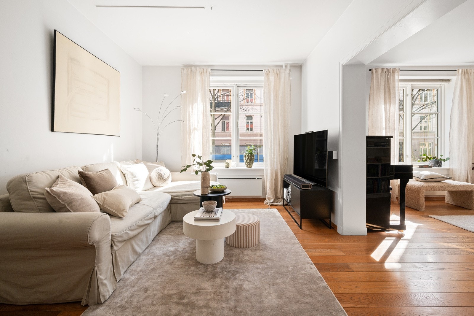 Dagens tv-stue har god plass til sofaløsning, sofabord og medievegg. Galleribilde