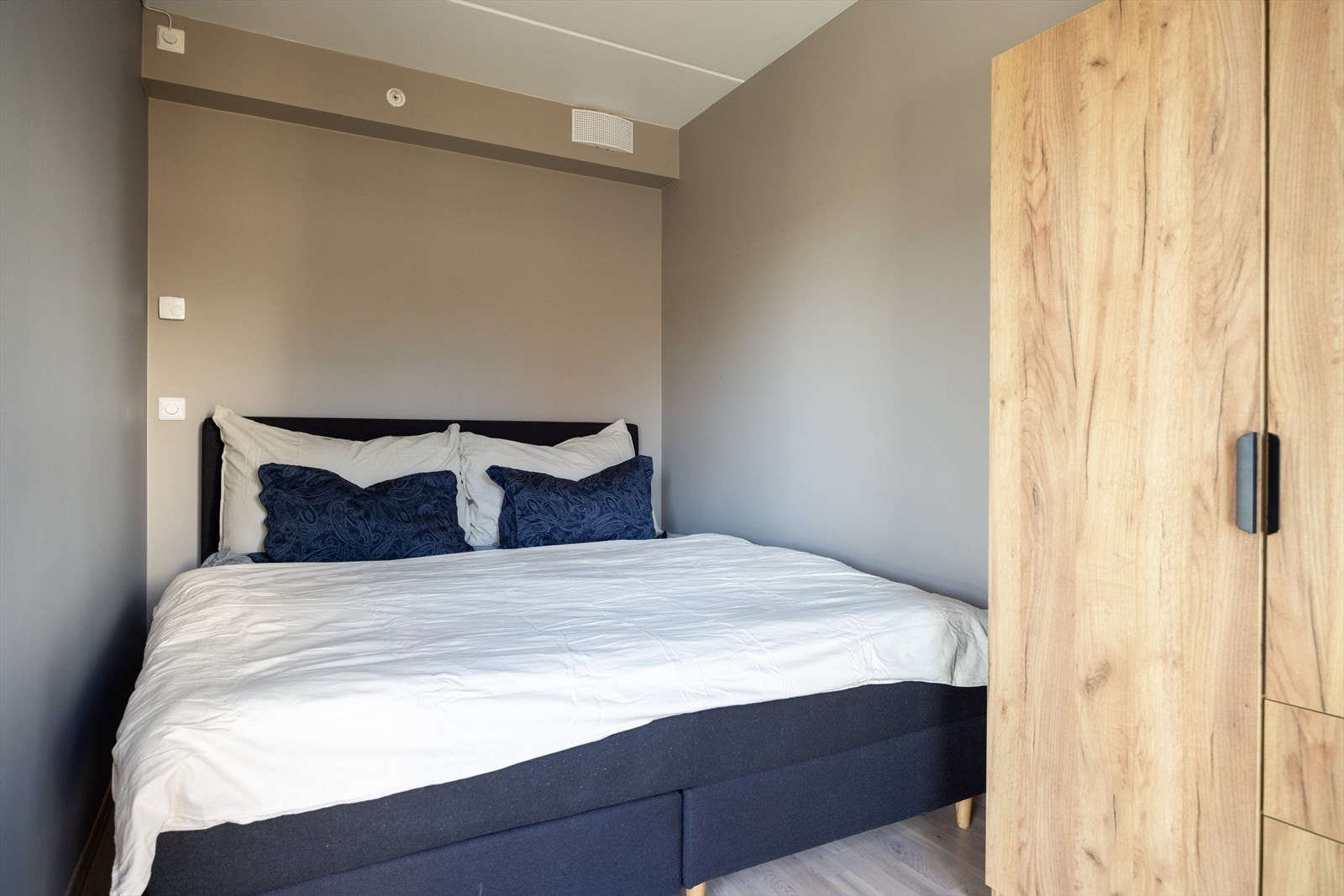 - Leiligheten har to gode soverom som begge har plass til dobbeltseng - Galleribilde