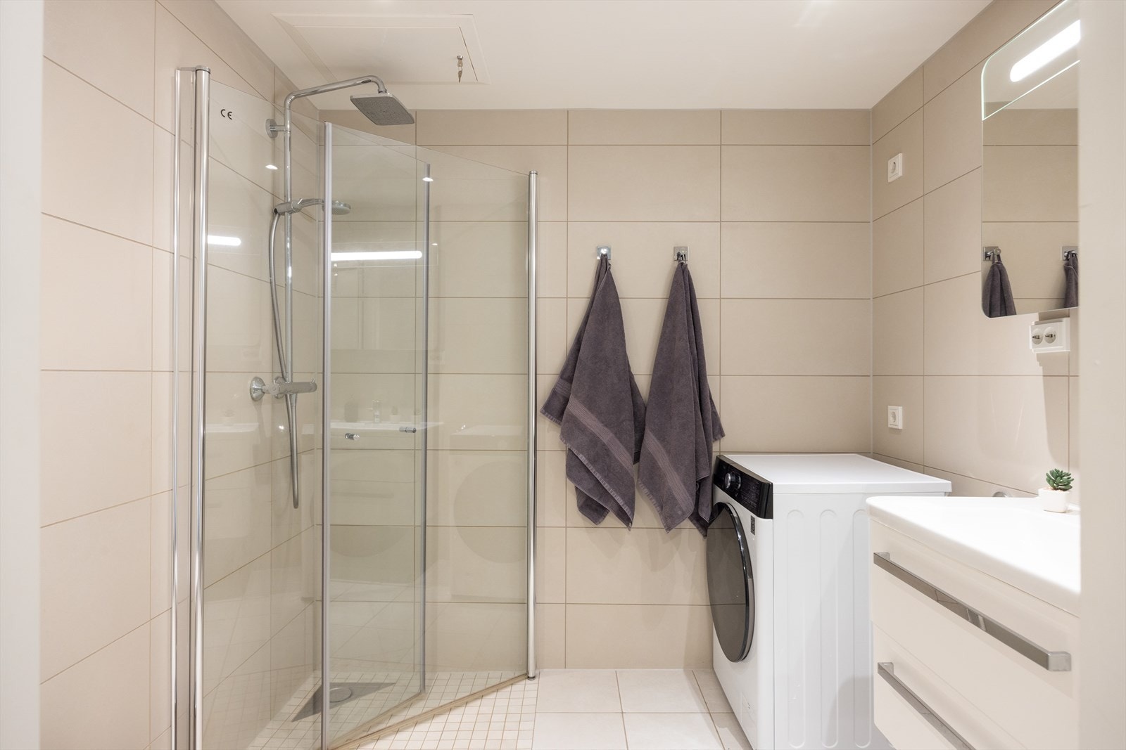 - Flislagt baderom fra 2018 med varme i gulvet og downlights i himling - Galleribilde