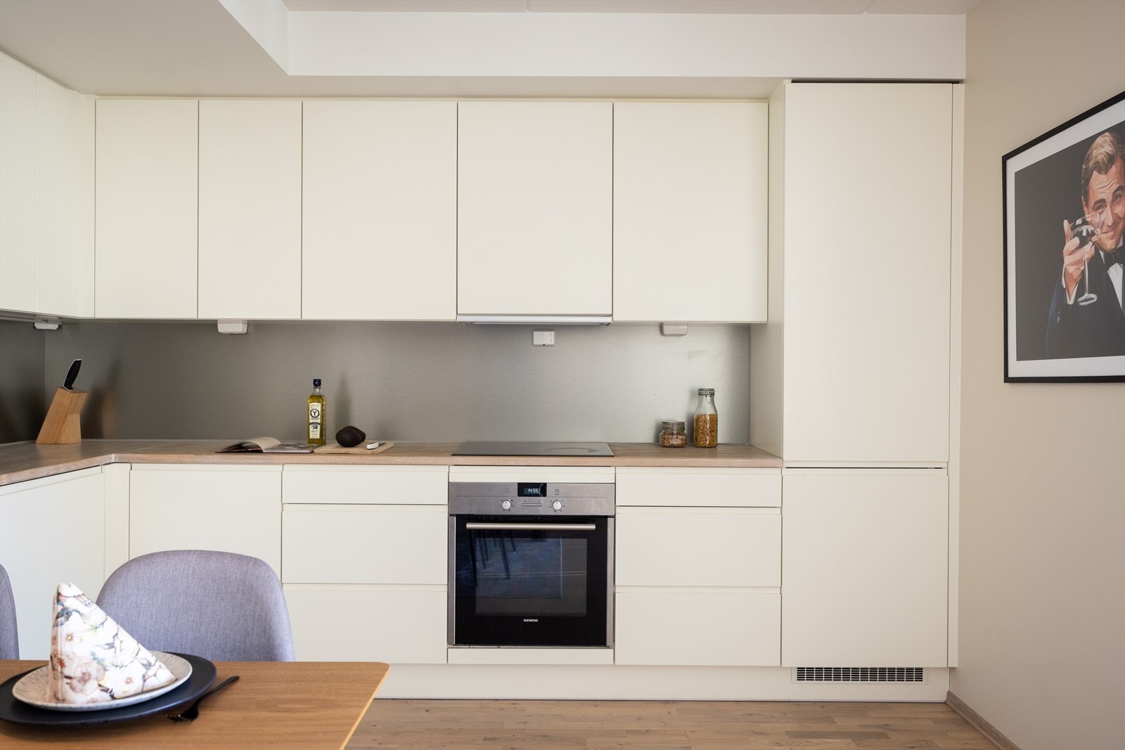 - Av hvitevarer er det integrert induksjonstopp, stekeovn, oppvaskmaskin og kjøl/ fryseskap. Komfyrvakt og waterguard er montert - Galleribilde