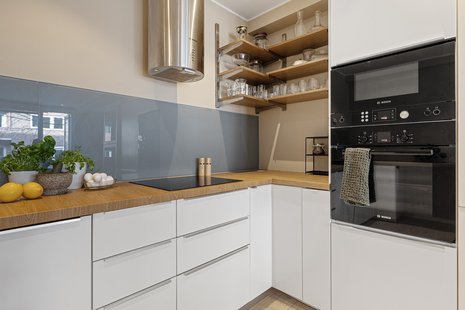 Integrerte hvitevarer bestående av induksjonskoketopp, stekeovn, mikrobølgeovn, kjøl/frys (Bosch) og oppvaskmaskin (AEG). Galleribilde