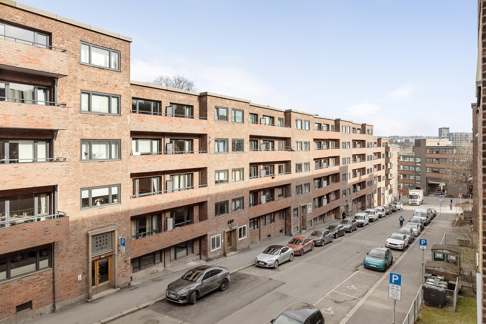 Fra hyggelig forgård er det enkel adkomst til leiligheten som ligger i 2. etasje. Galleribilde