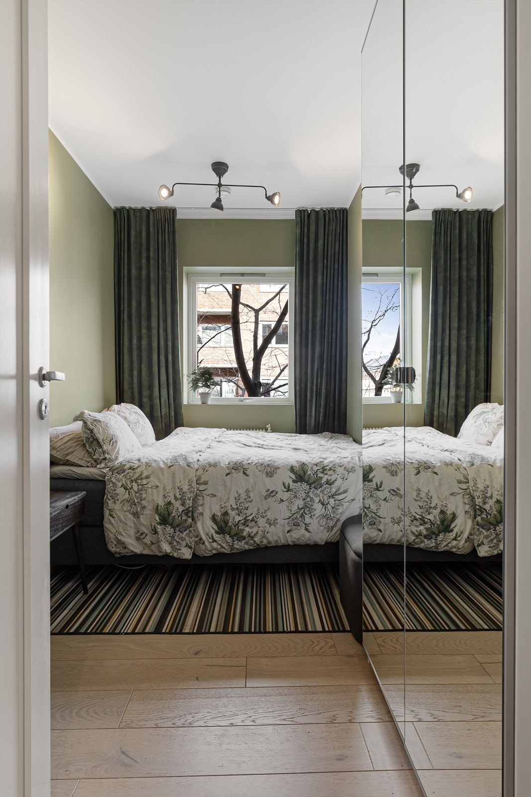 Boligens andre soverom egner seg utmerket som barnerom, gjesterom eller kontor. Galleribilde