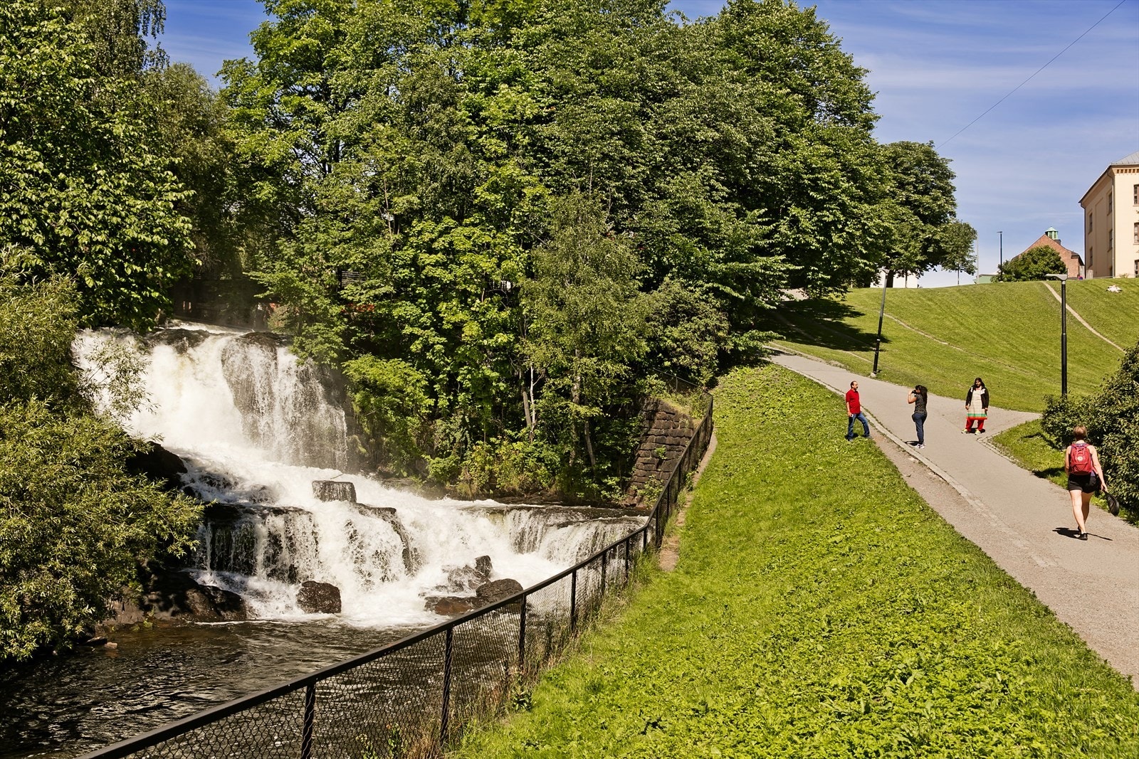 En vandretur langs Akerselva er som å forsvinne inn i en liten eventyrverden fylt med ro, fuglekvitter og mange små og store skatter underveis. Galleribilde
