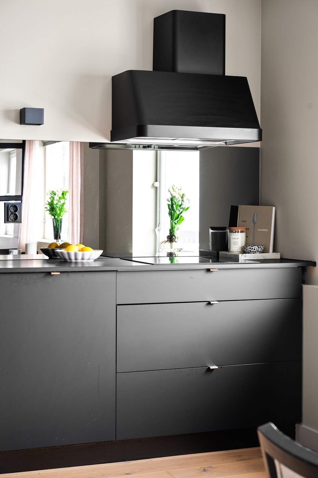 Over benken er det montert en sotet speilflate og tidsmessig designbelysning. Galleribilde