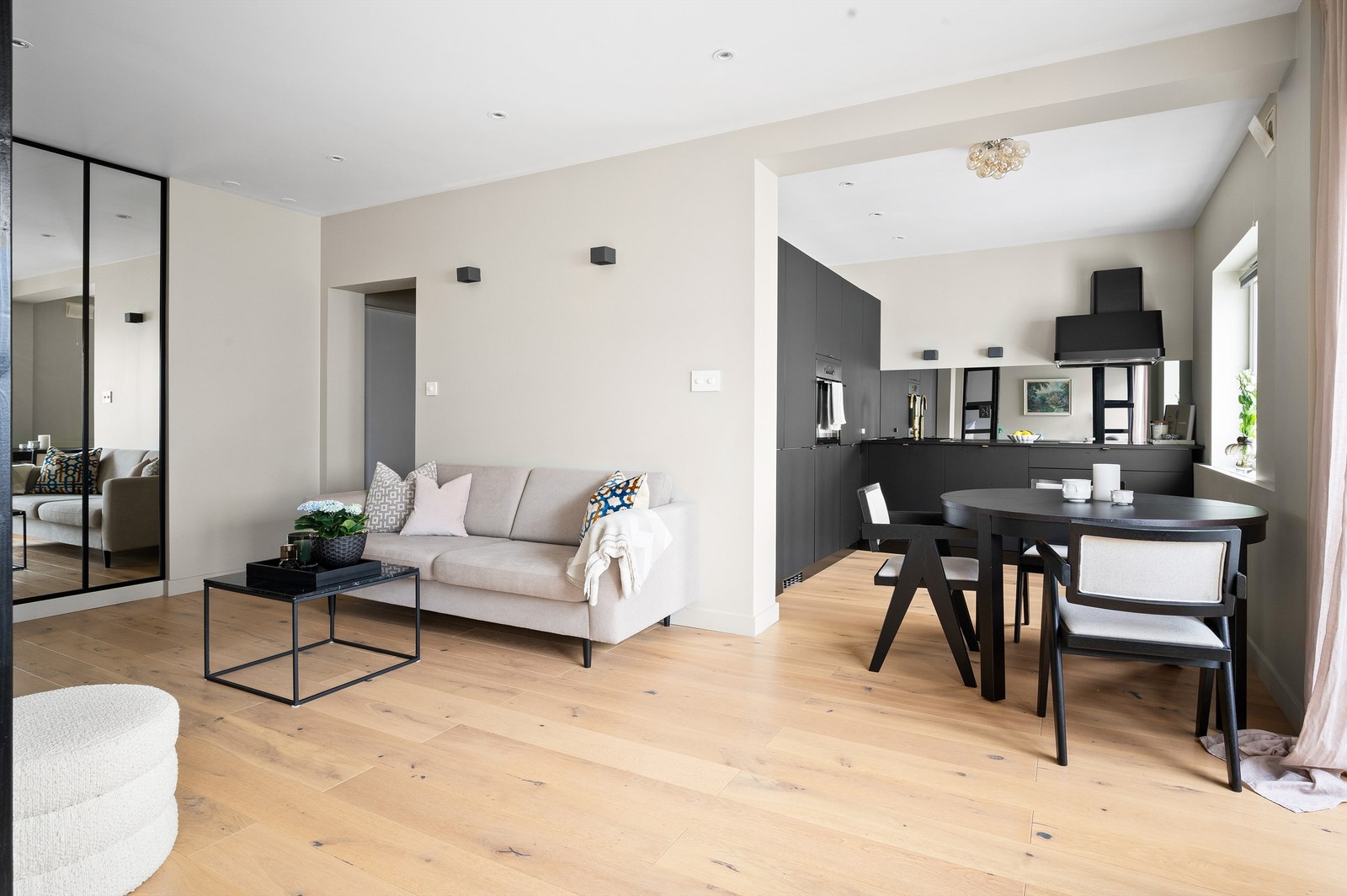 Stuen ligger i åpen og sosial løsning med kjøkkenet, men grunnet rommets praktiske utforming, oppleves allikevel bruksområdene noe skjermet. Galleribilde