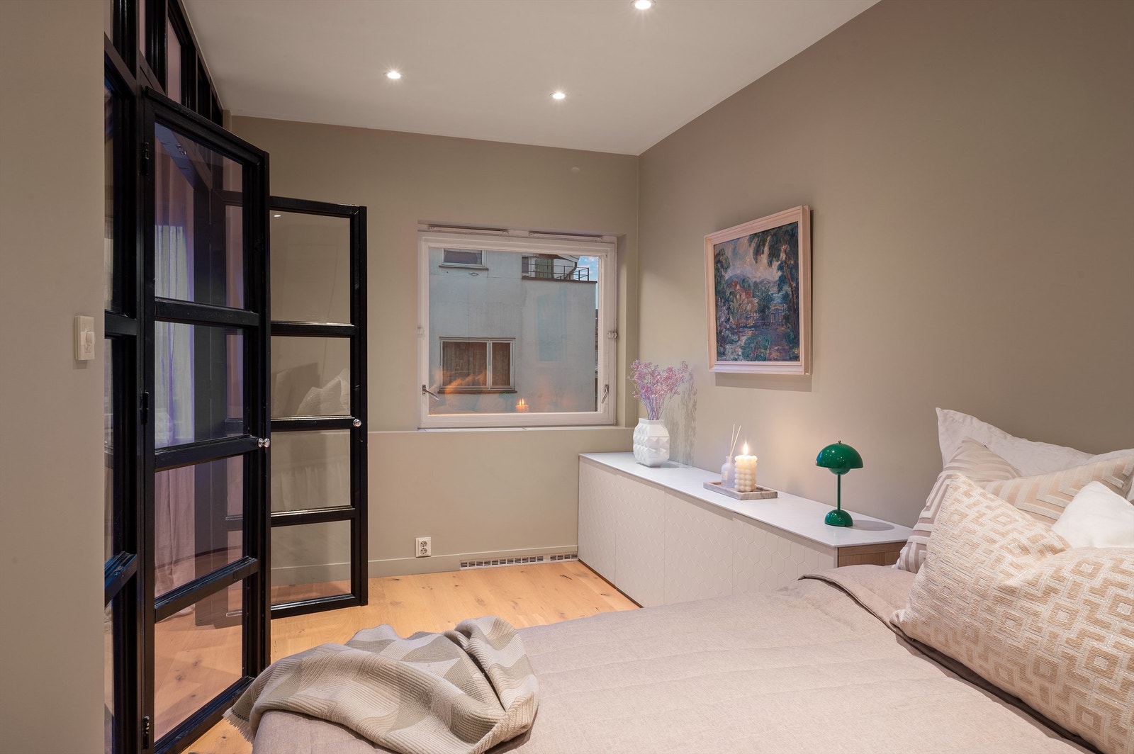 Rommet har en-stavs parkettgulv, gråmalte, slette vegger og listfrie overganger til hvit himling med downlights. Galleribilde