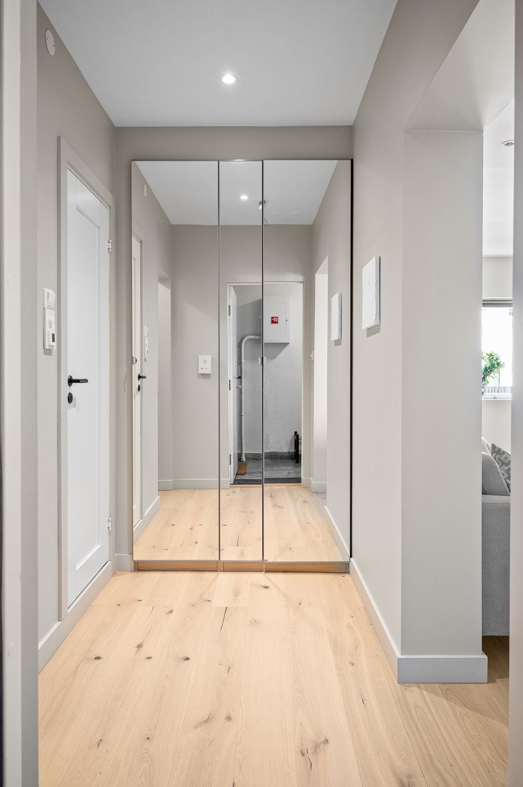 Velkommen inn! Leiligheten ligger i byggets femte etasje, og har enkel adkomst via felles oppgang med heis og trapper Galleribilde