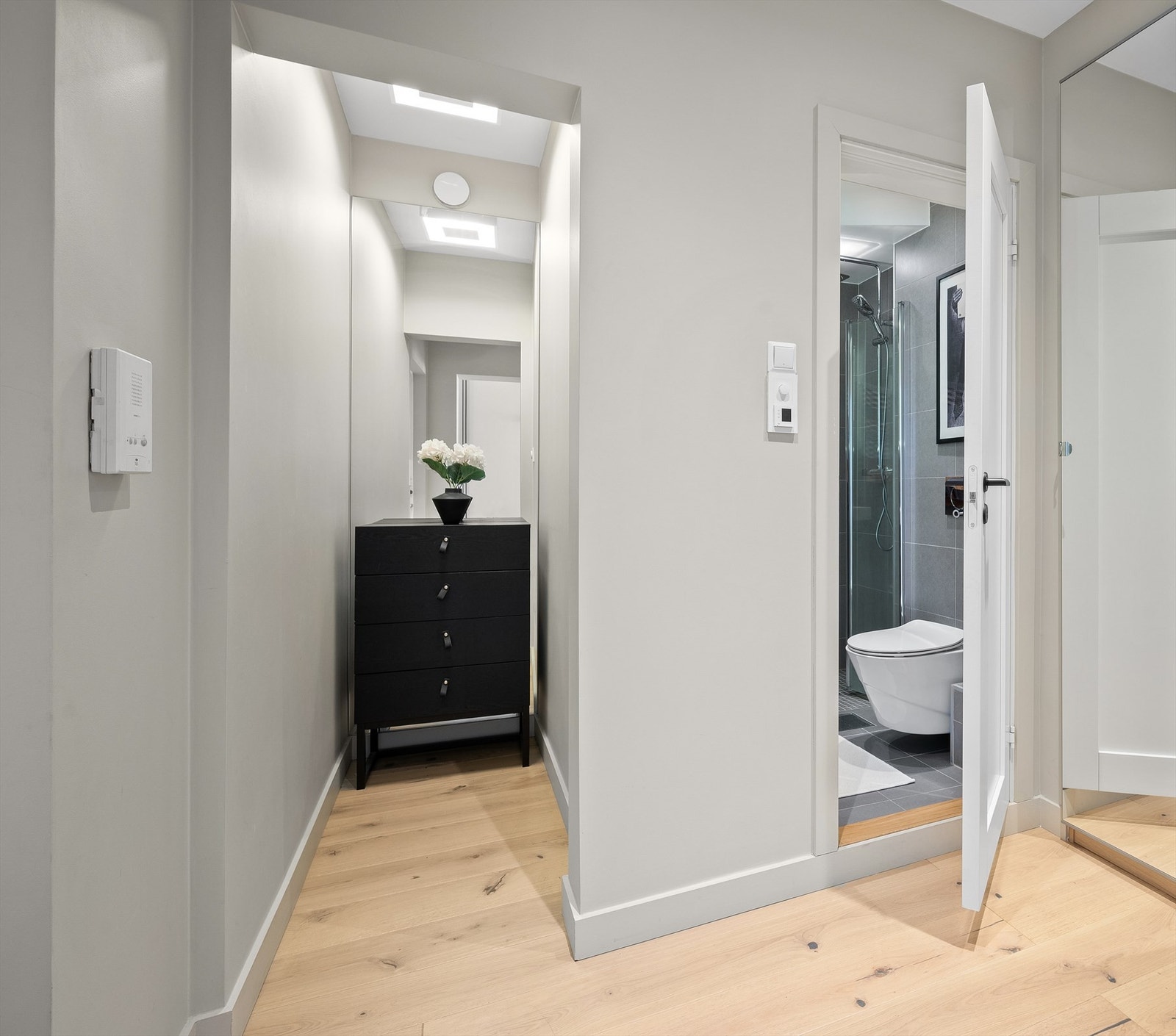 Videre er det tilgang til et walk-in-closet hvor det er gode muligheter for å sette opp innredning. Galleribilde