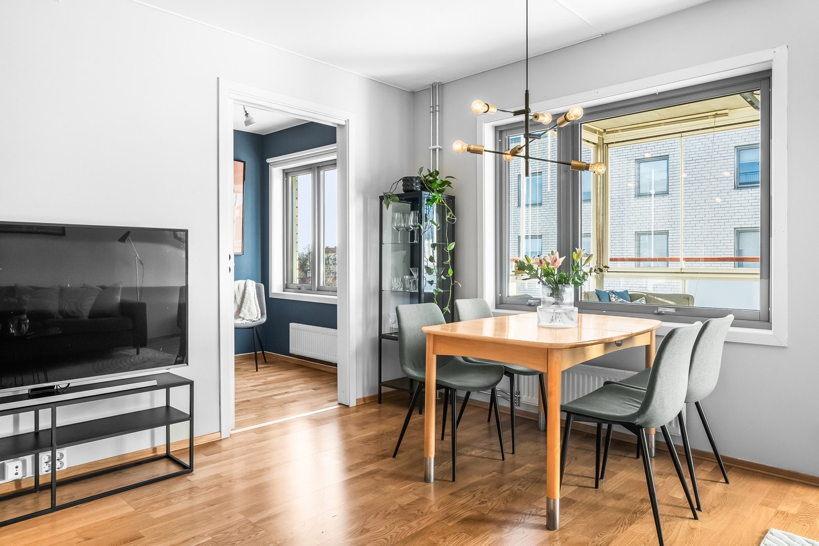 Store fine vindusflater og godt med naturlig lysinnslipp Galleribilde