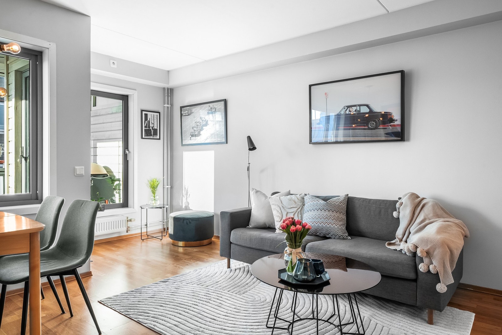 Fin plass til lesekrok i hjørne med lenestol Galleribilde