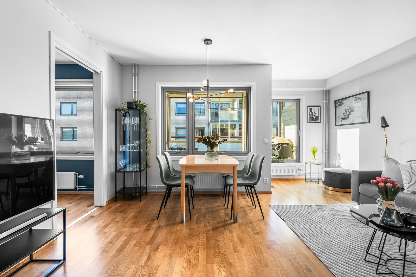 Her kan du ha spisebordet og TV sonen kan plasseres ovenfor sofahjørne Galleribilde