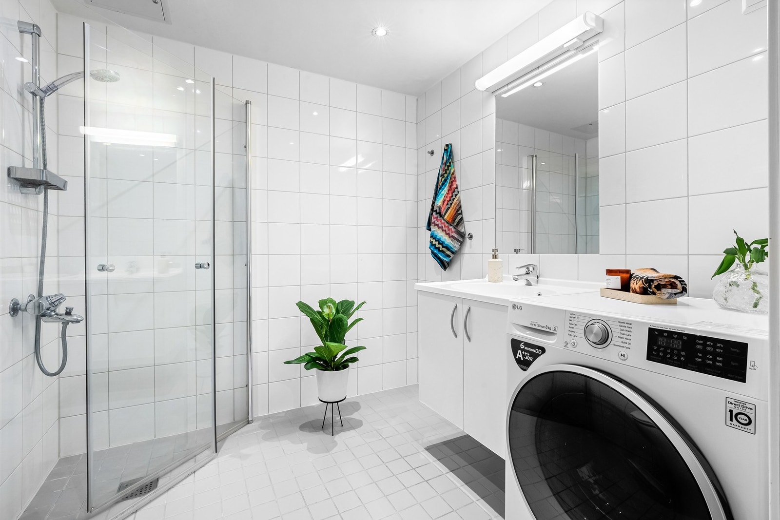 Baderommet er tidløst og pent med opplegg for både vaskemaskin og tørketrommel. Galleribilde