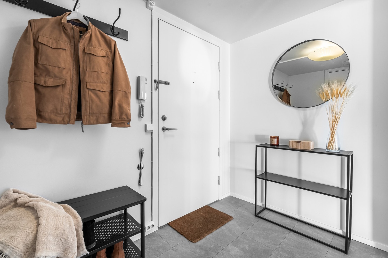 Det er tilkomst via heis. Romslig entré med plass til garderobeskap, skoskap og knaggrekker Galleribilde