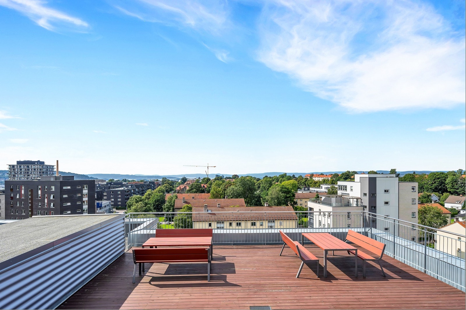 Takterrasse til beboere med by og fjordutsikt samt sol dagen lang. Galleribilde