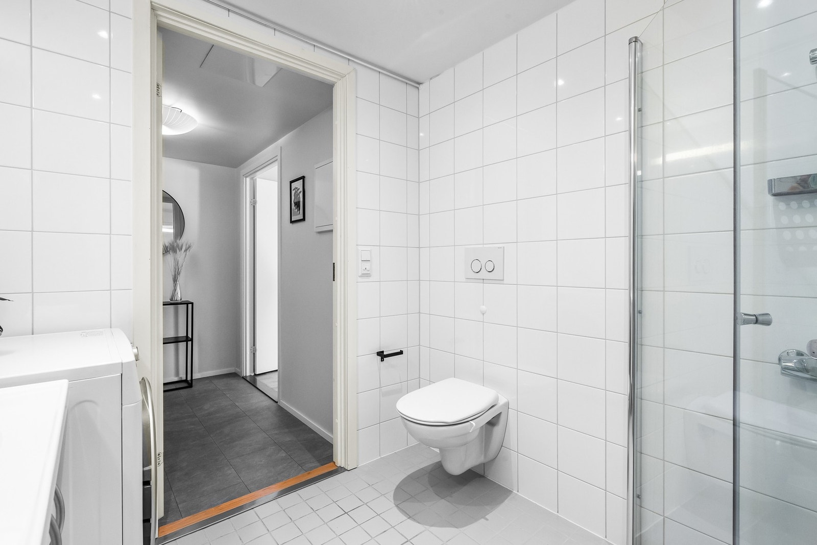 Dusjhjørne med foldbare glassdører samt vegghengt wc. Galleribilde