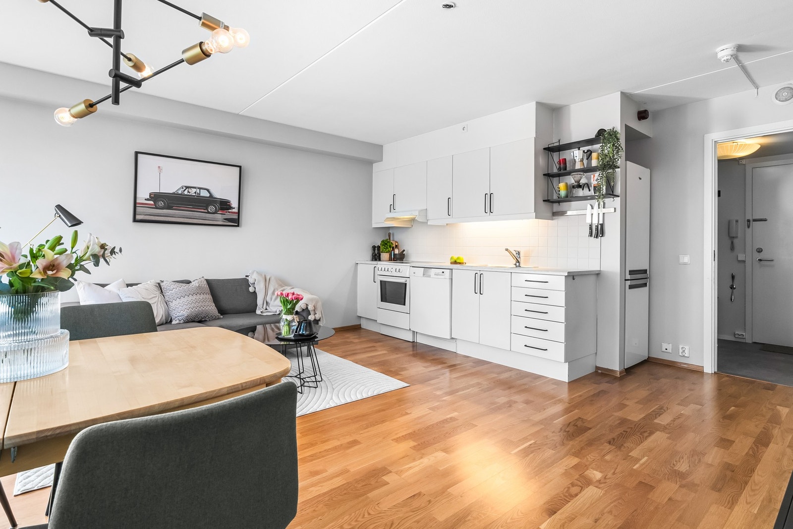 Pent Sigdal kjøkken i eget hjørne. Kjøleskapet plassert praktisk i egen nisje! Galleribilde