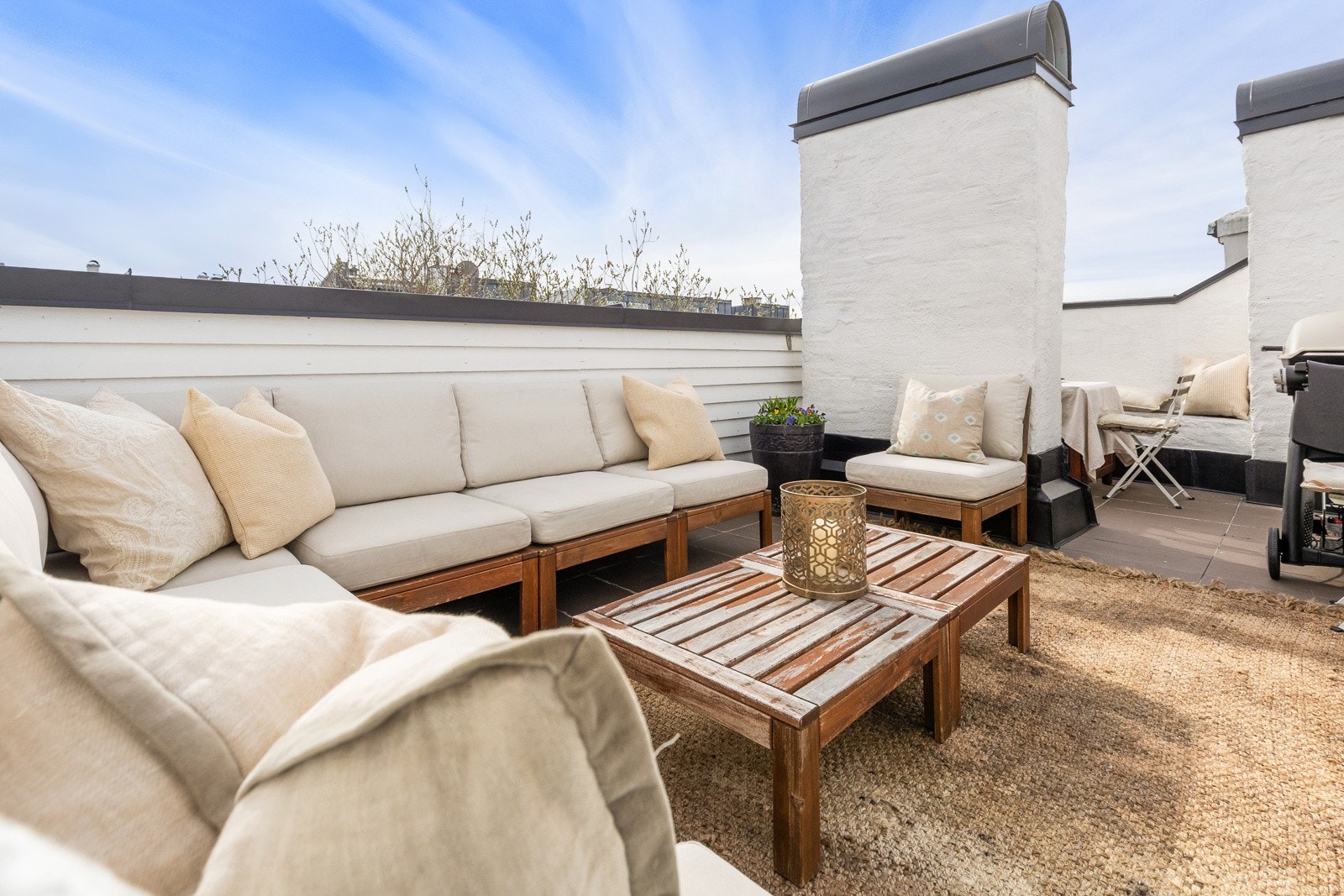 Fra stuen er det utgang til solrik takterrasse på 17 kvm Galleribilde