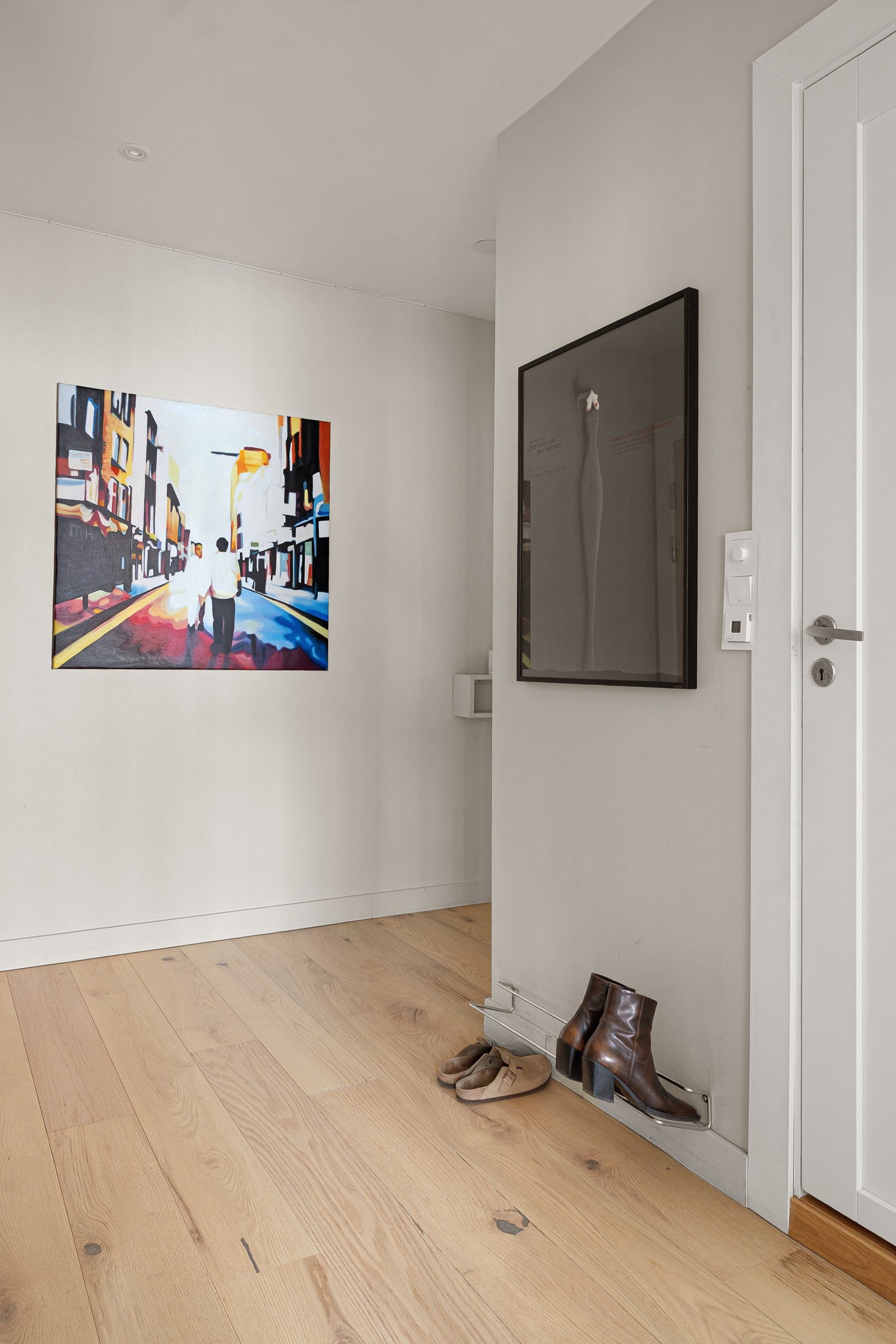 Entré med plass til oppbevaring av sko og yttertøy. Rikelig med oppbevaringsmuligheter i plassbygd skap i gang. Galleribilde