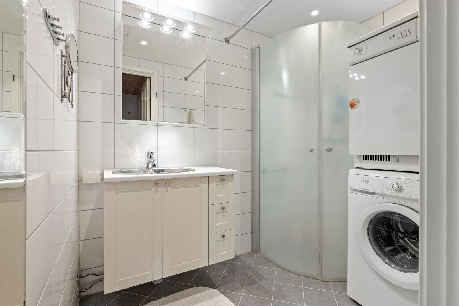 Badet er oppusset i 2019, og har en innbydende stil med fliser på vegger og gulv samt opplegg for både vask og tørk Galleribilde