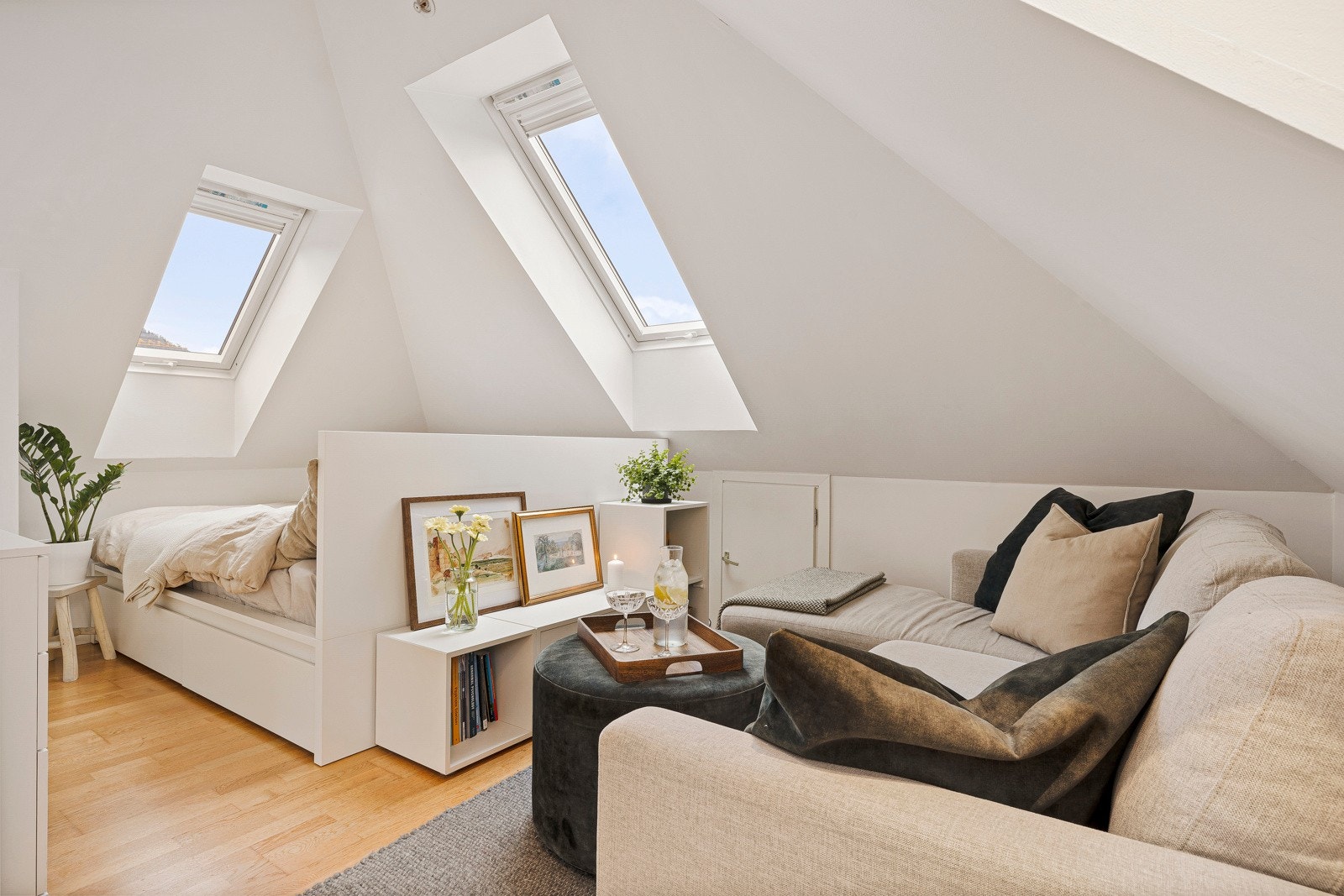 Mange vindu gir godt naturlig lys - I 2022 ble det montert Velux duo blendingsgardiner for skjerming Galleribilde