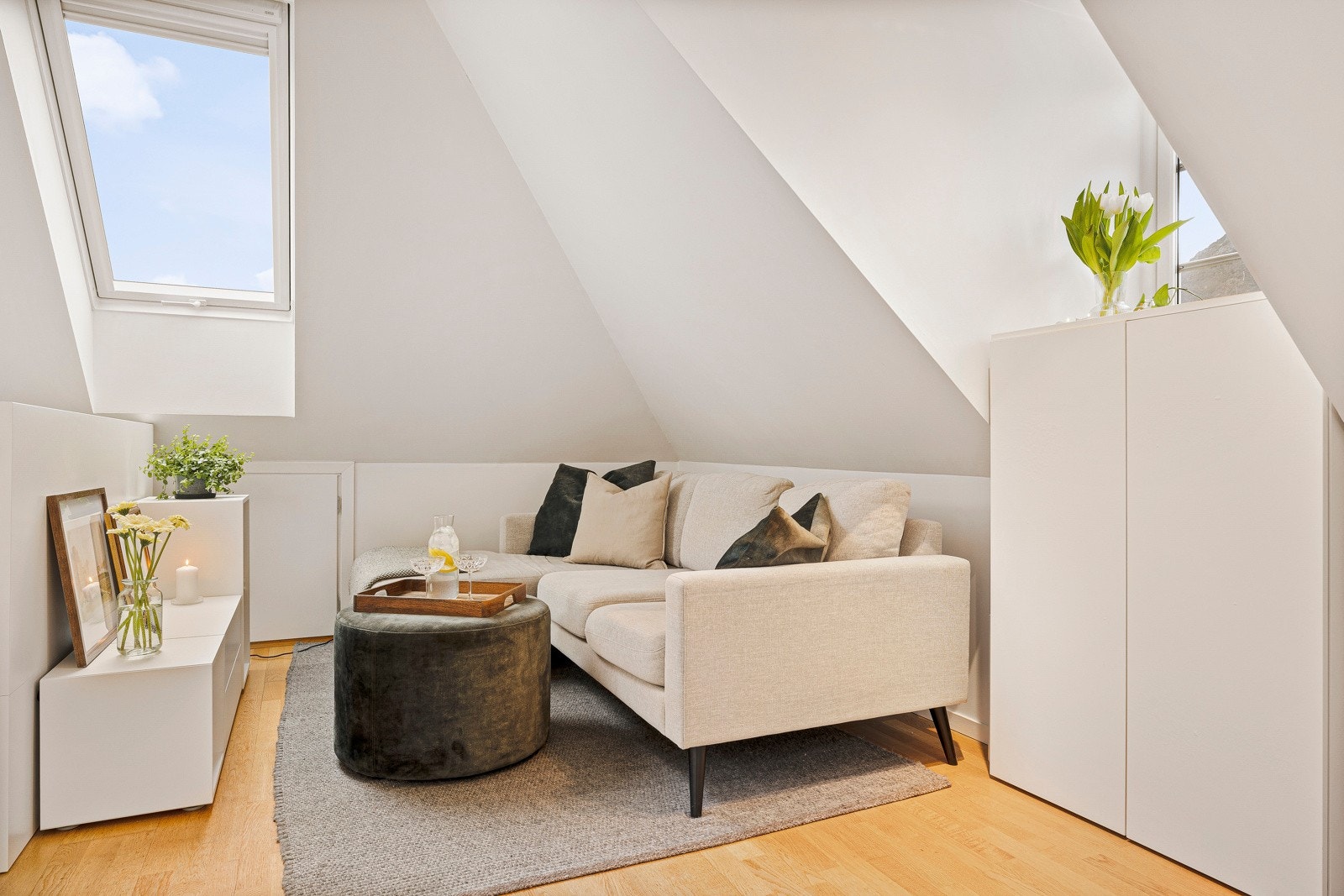 Leiligheten har målbart areal på 23 kvm grunnet skråtak, men med 30 kvm gulvareal oppleves den større Galleribilde