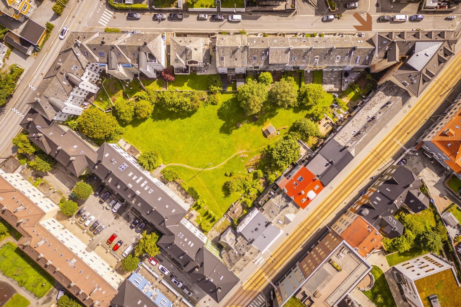 Leiligheten har nydelig park som nærmeste nabo, samtidig som det er kort vei til "alt" Galleribilde