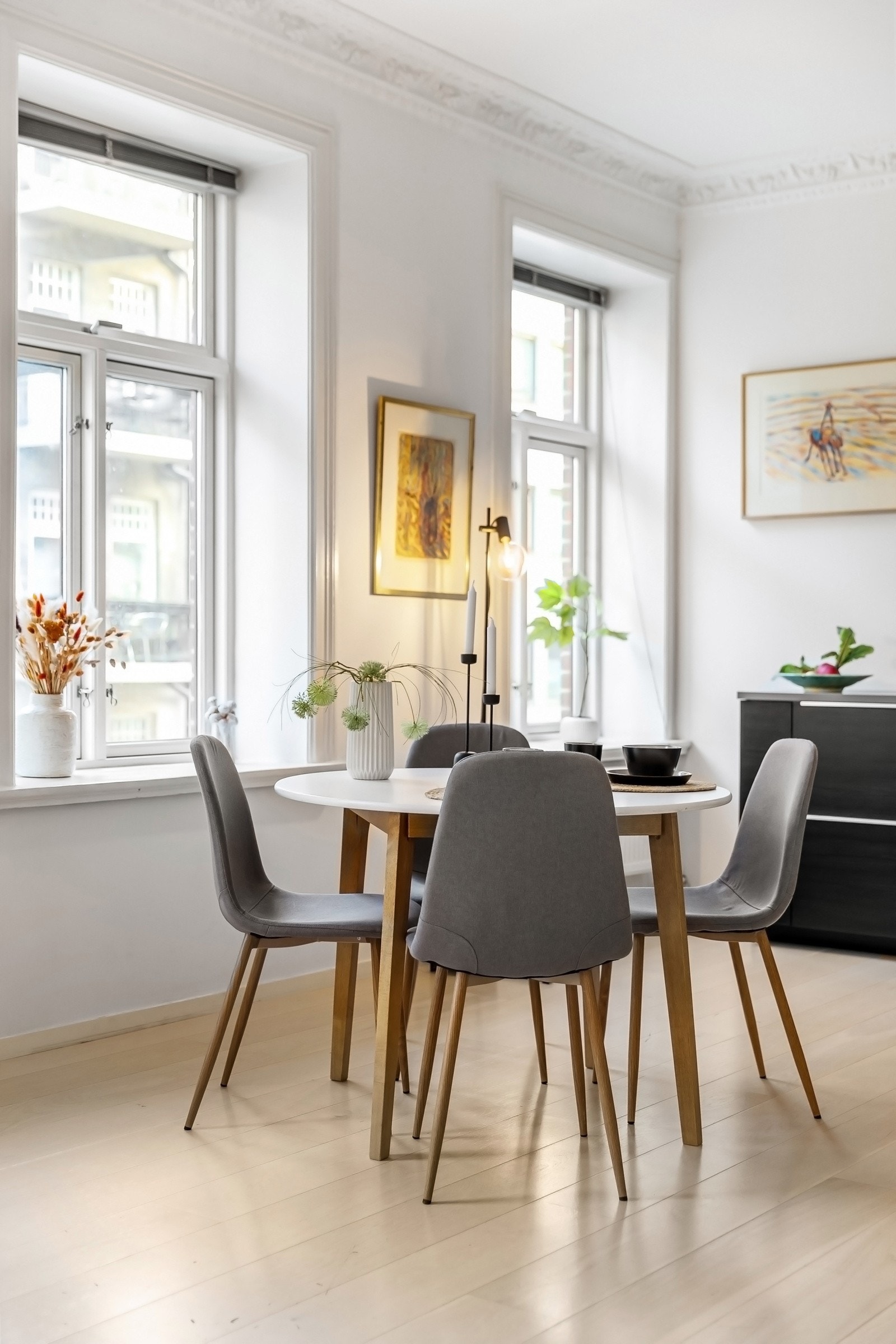 Godt med plass til middagsgjestene i stuen Galleribilde