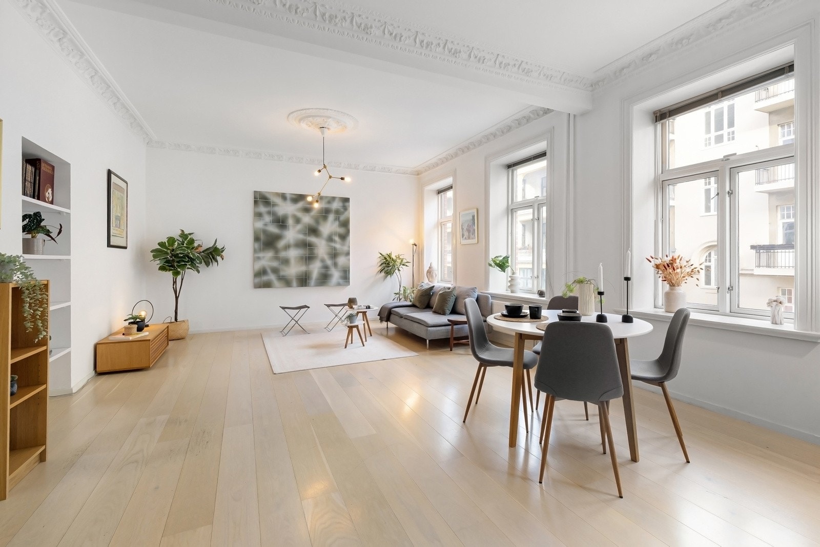 Stor stue med god takhøyde - Stuen kan avdeles og det kan etableres et soverom dersom ønskelig Galleribilde