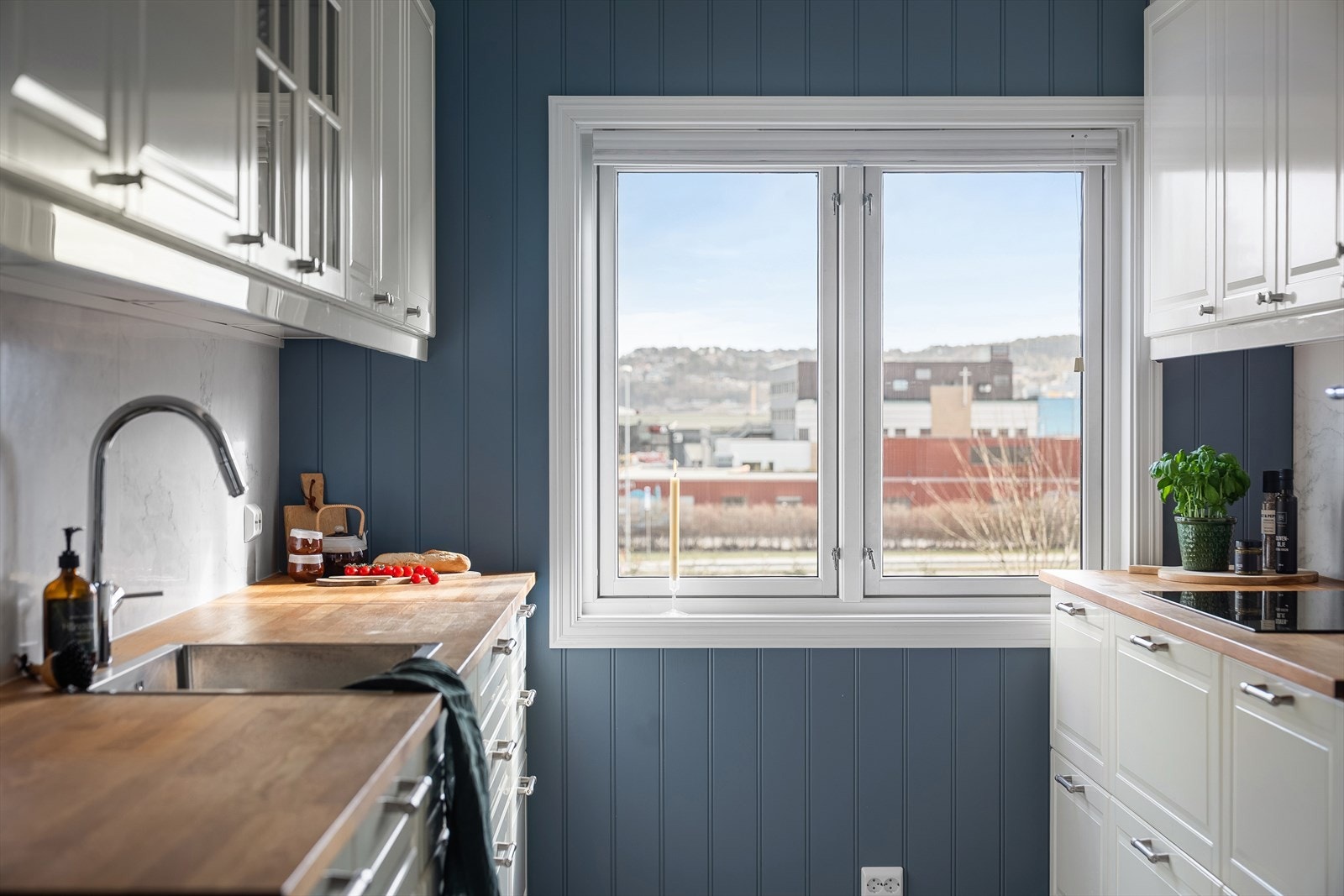 Her er det også lagt opp til god belysning, både i himling og under overskap. Galleribilde