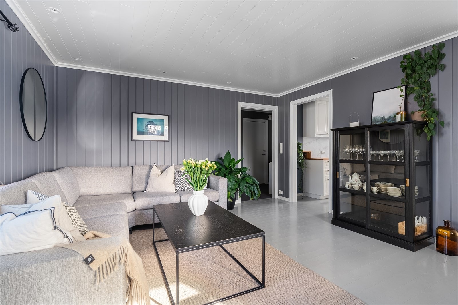 Kjøkkenet ligger i tilknytting til stuen i en delvis åpen løsning. Galleribilde