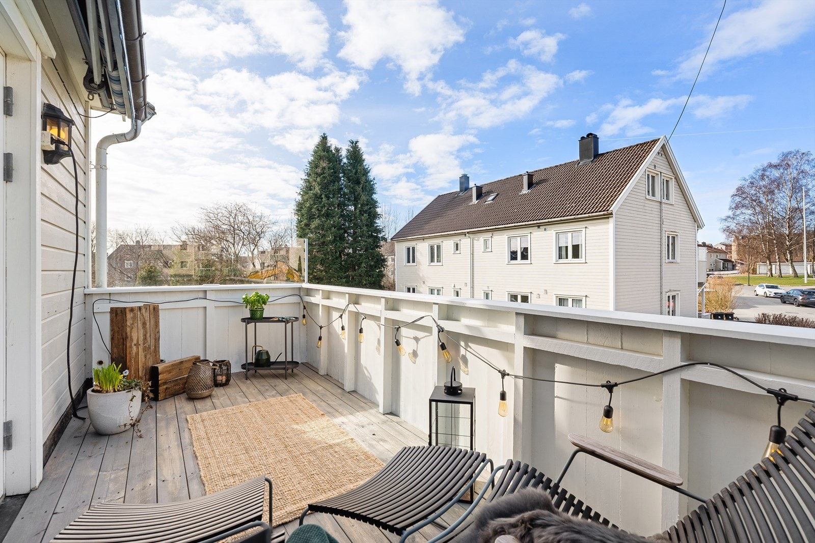 Velkommen til en svært innbydende og lekkert oppusset 3-roms leilighet på populære Lund. Leiligheten i Idunveien 6 har en stor solrik balkong, tilhørende hage, 2 stk. parkeringsplasser, og er presentert av Ina Andersen for Sørmegleren. Galleribilde