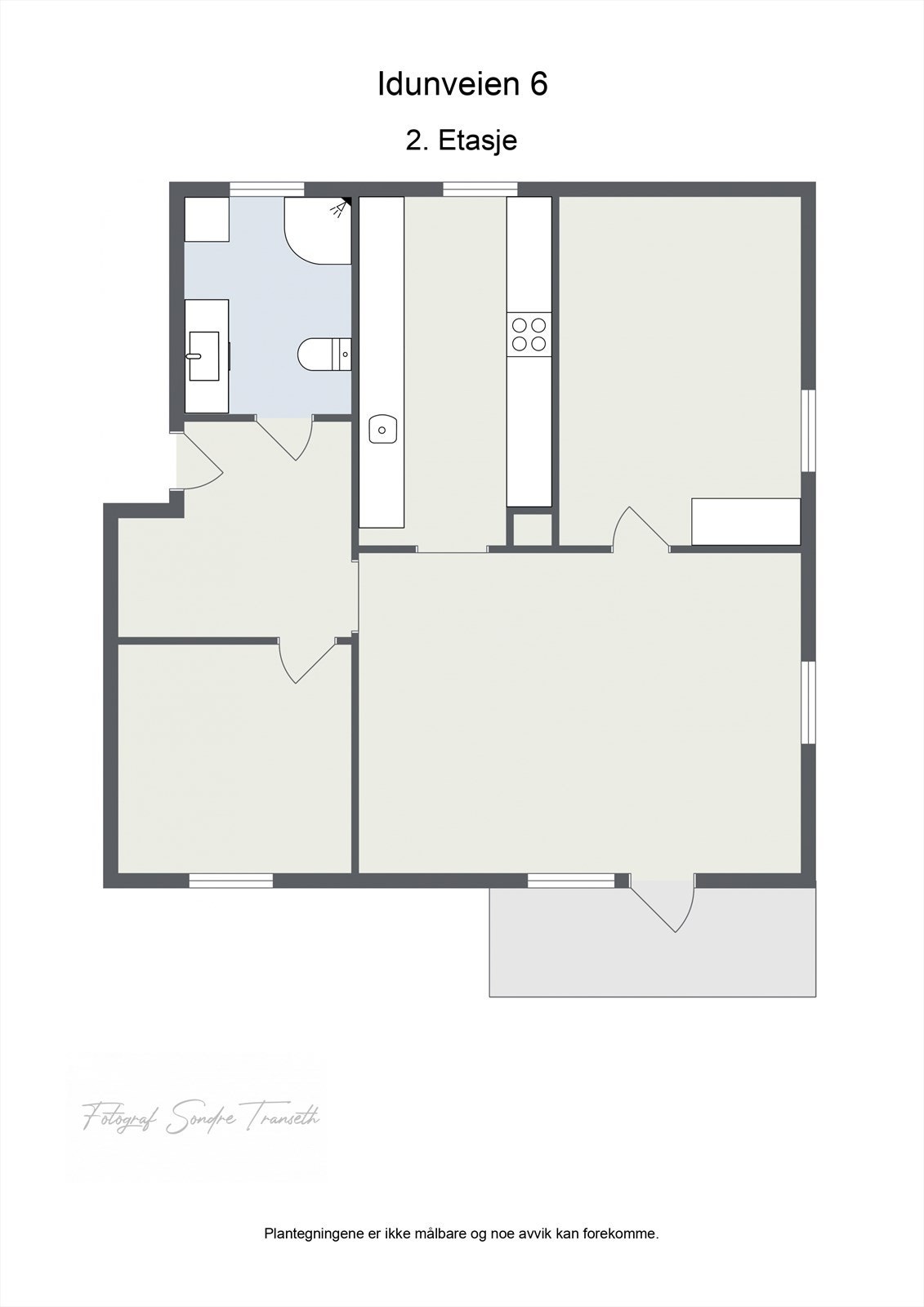 Planløsning 2.etg.: entre, soverom 1, bad, stue/spisestue med tilkomst til balkong, soverom 2, samt kjøkken. Forøvrig medfølger det et hobbyrom på loftet, bod, samt 2 stk. boder i byggets underetg. Galleribilde
